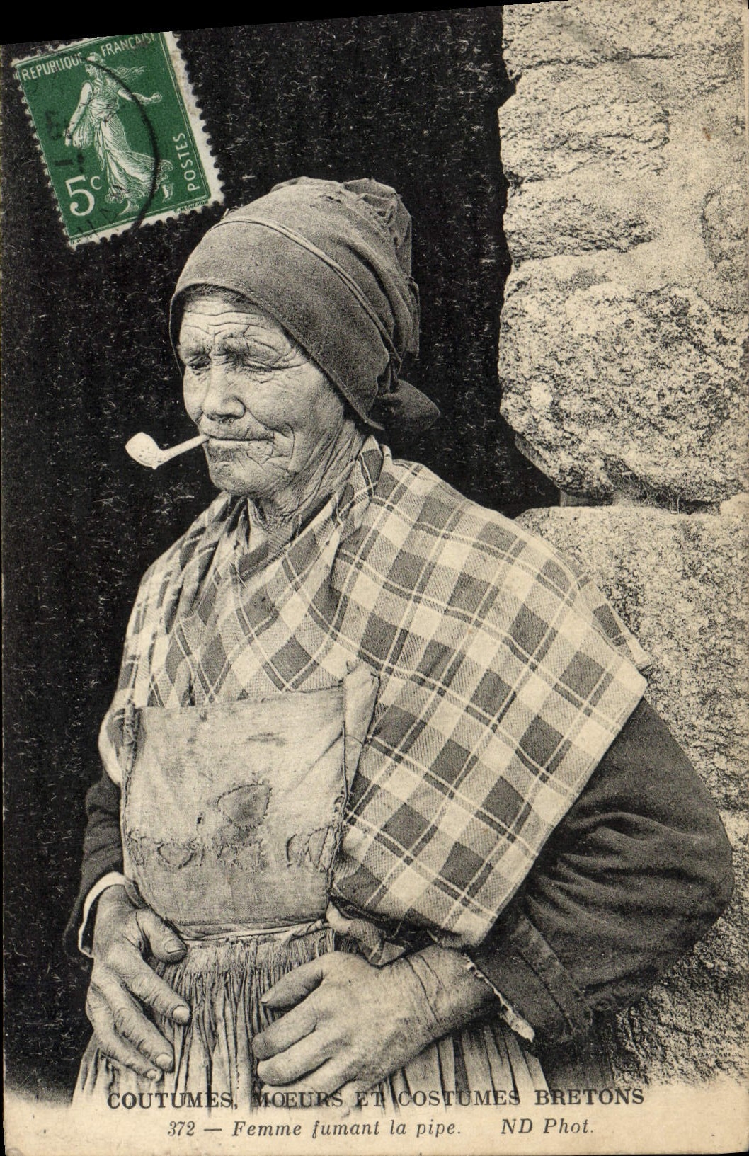 CPA Coutumes Moeurs Et Bretagne Femme Fumant la pipe Tabac Folklore