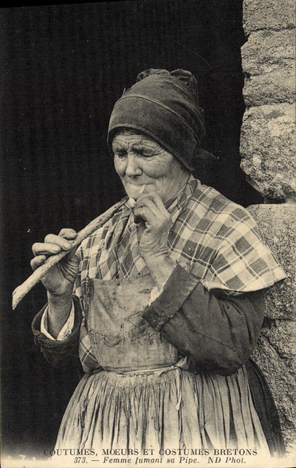 CPA Coutumes Moeurs Et Bretagne Femme Fumant la pipe Tabac Folklore