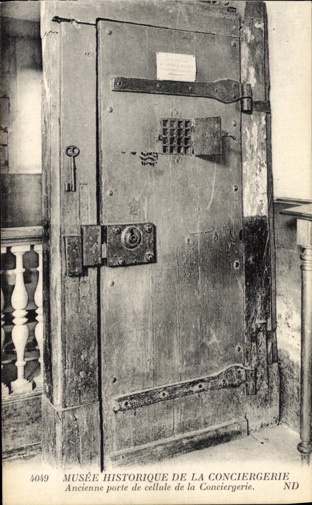 VINTAGE POSTCARD Paris Musee of the Old Caretaker's lodge carries cell