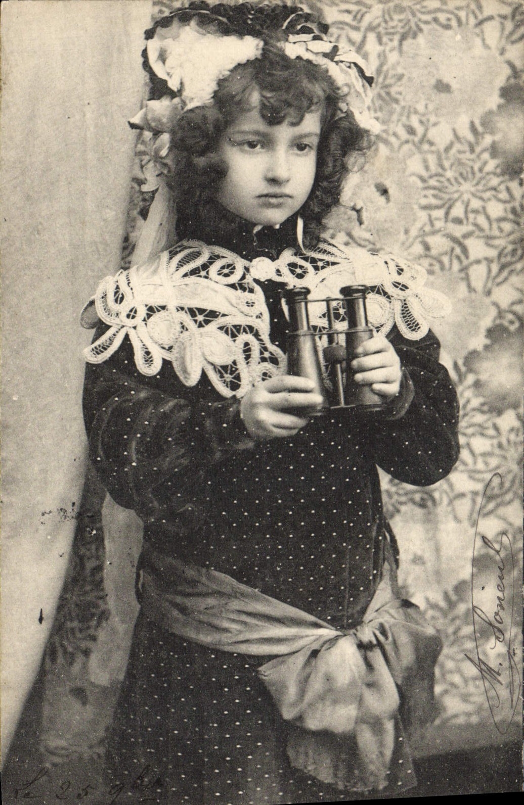 VINTAGE POSTCARD Child with the binoculars
