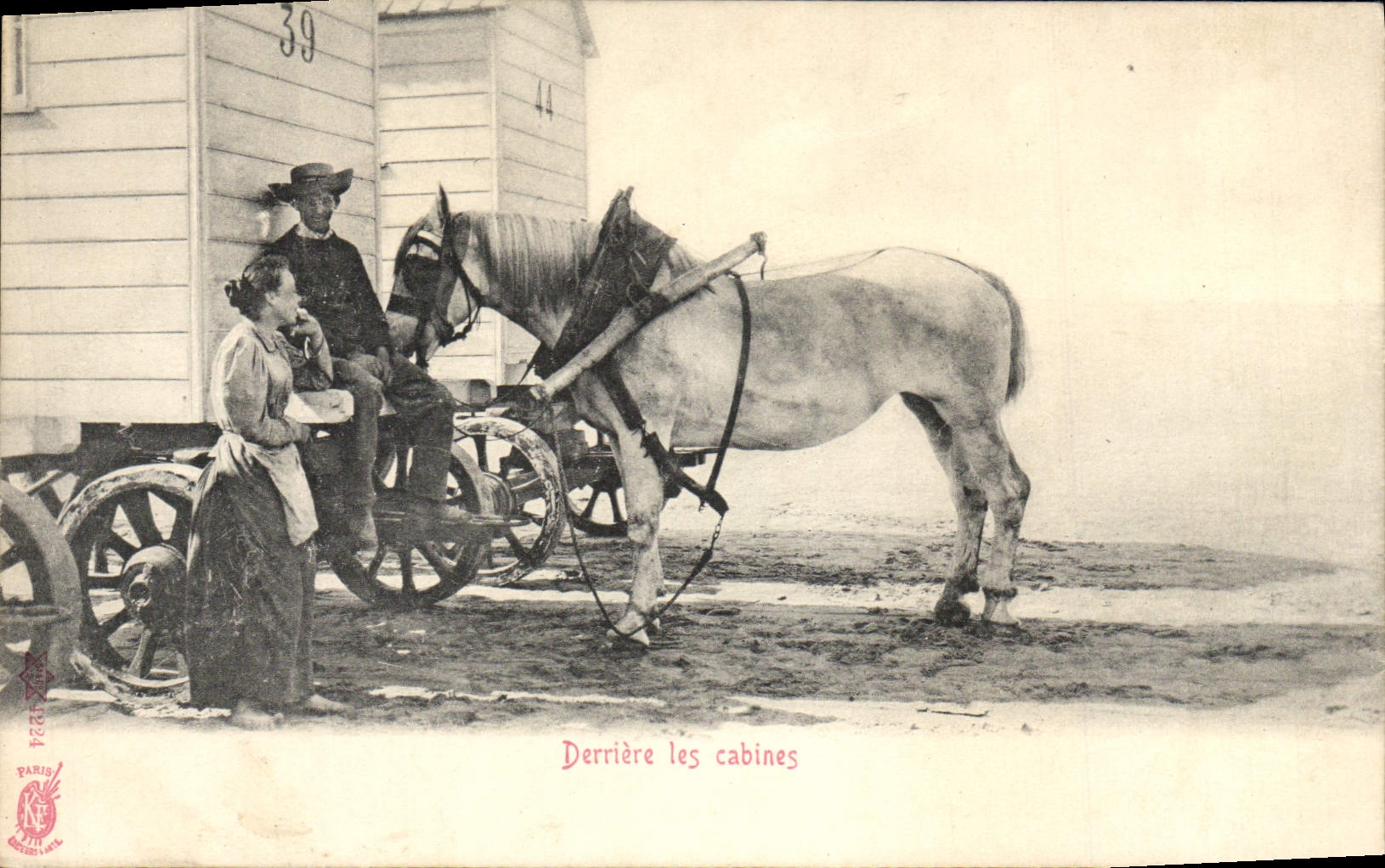 CPA Derriere les cabines A la plage Folklore Cheval