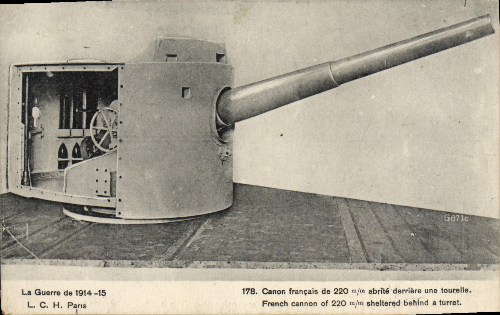 CPA Canon de 220 mm derriere une tourelle Militaria
