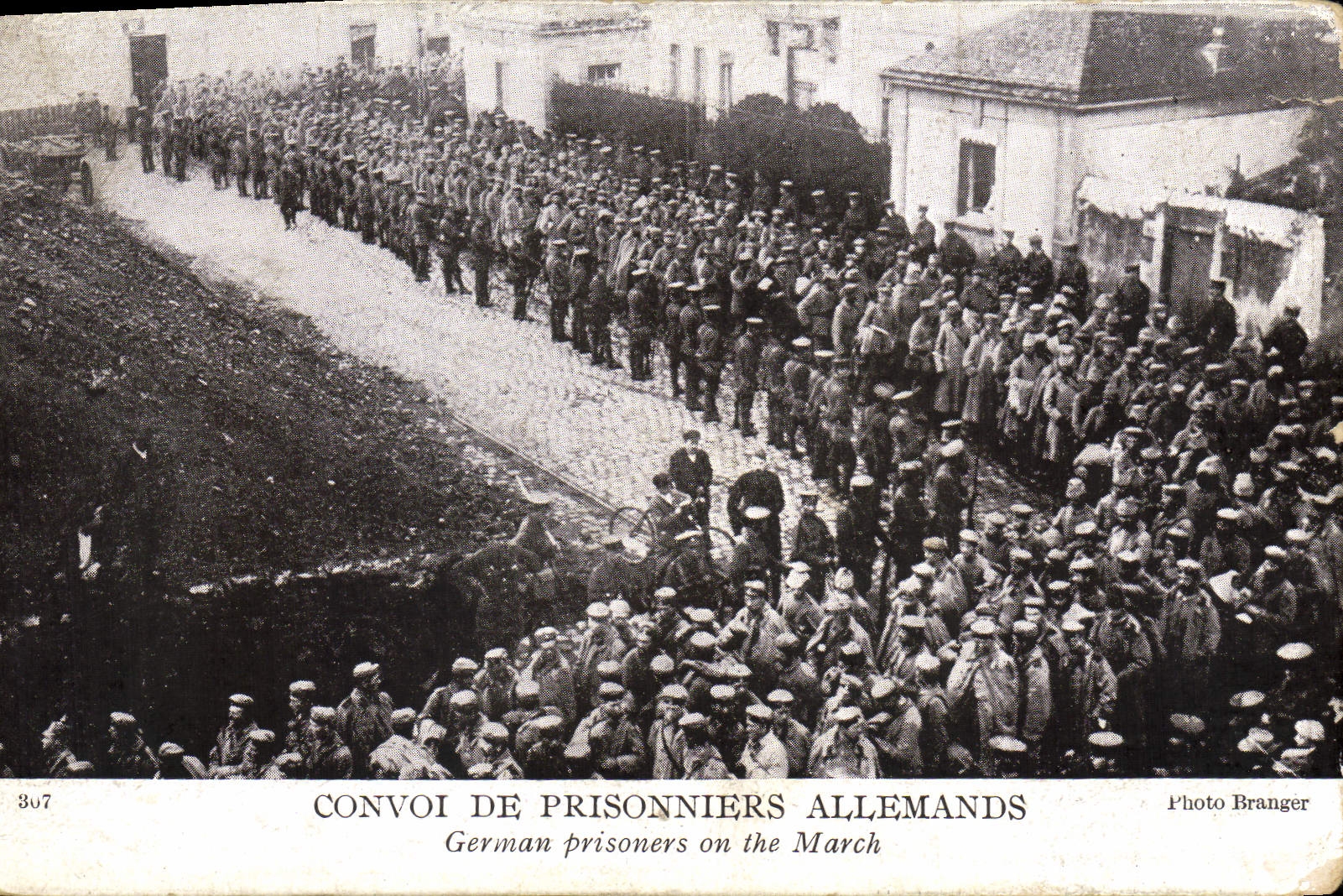 CPA Convoi de prisonniers allemands Militaria