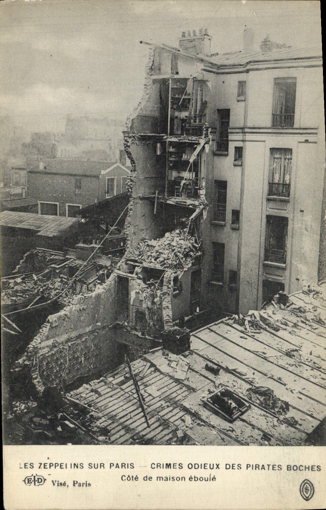 VINTAGE POSTCARD Paris Odious the Crimes zeppelins Of the Pirates Dimensions house blows in Militaria