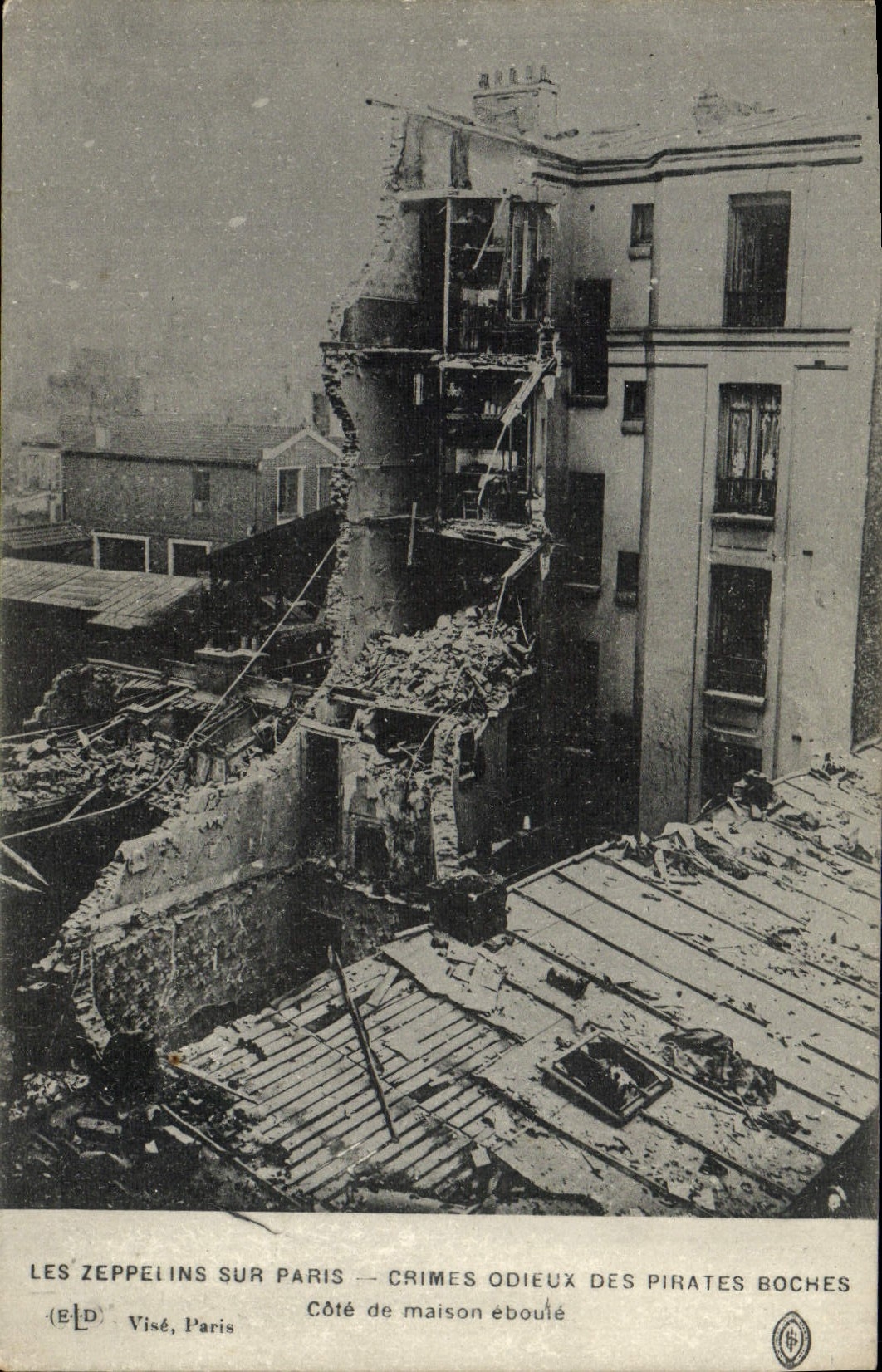 CPA Paris Les zeppelins Crimes Odieux Des Pirates Cote de maison eboule Militaria