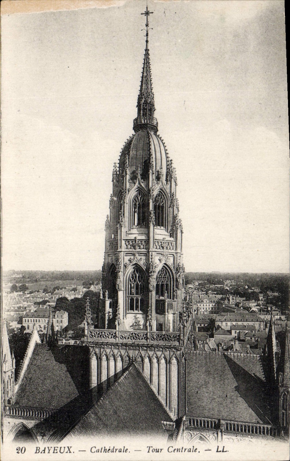 CPA Bayeux Cathedrale Tour Centrale