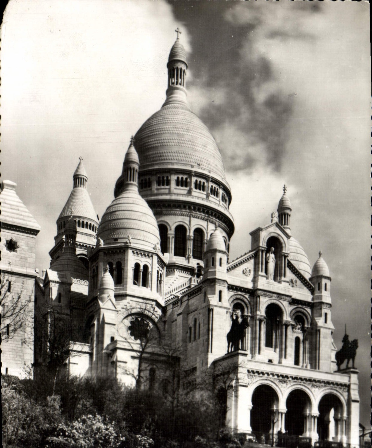 MODERN CARD Paris and Its Wonders Crown Montmartre Heart
