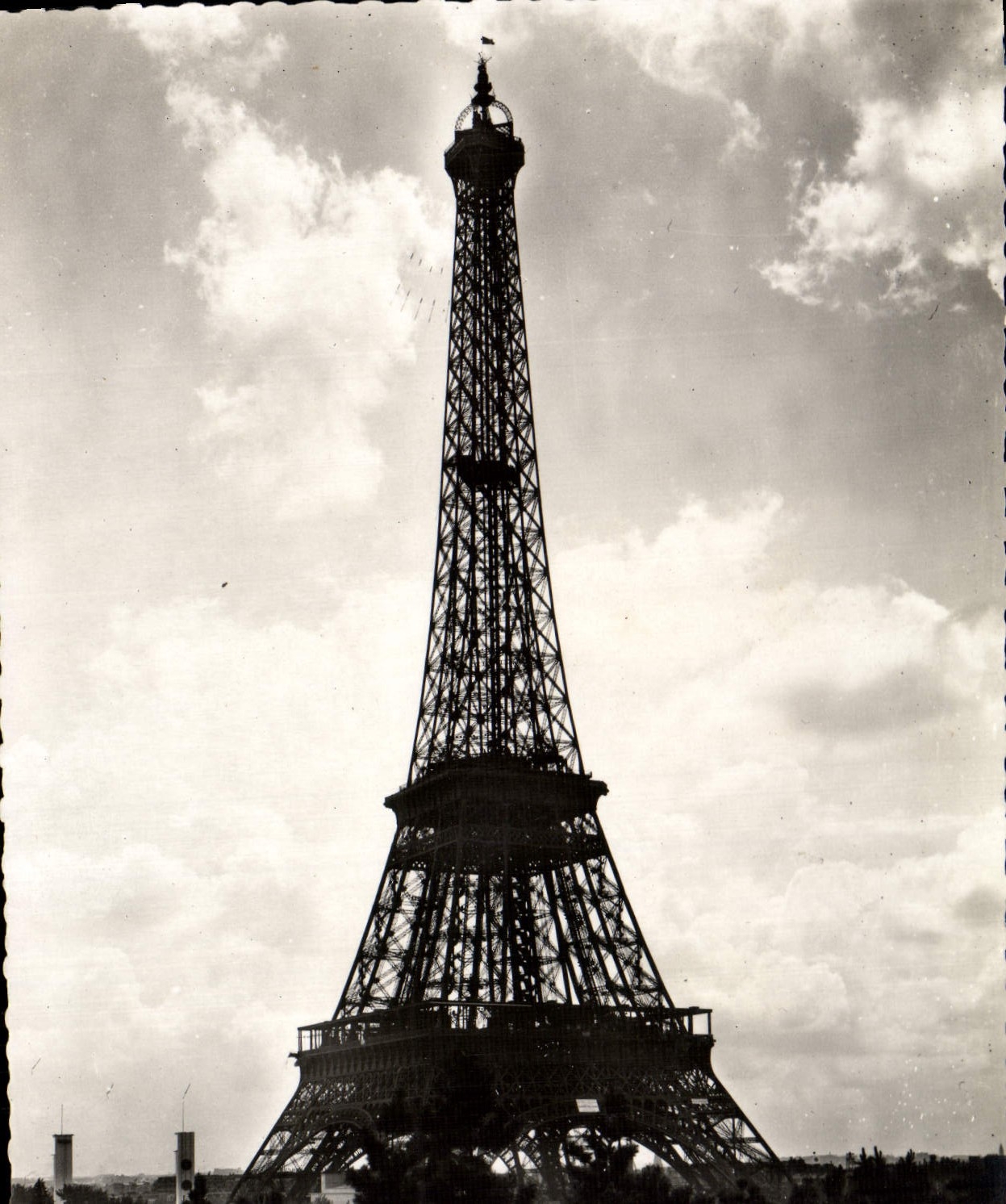 CPM Paris et Ses Merveilles La Tour Eiffel