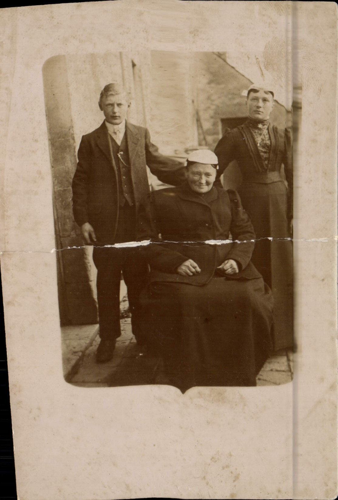 CARTE PHOTO Femmes Jeune homme Folklore