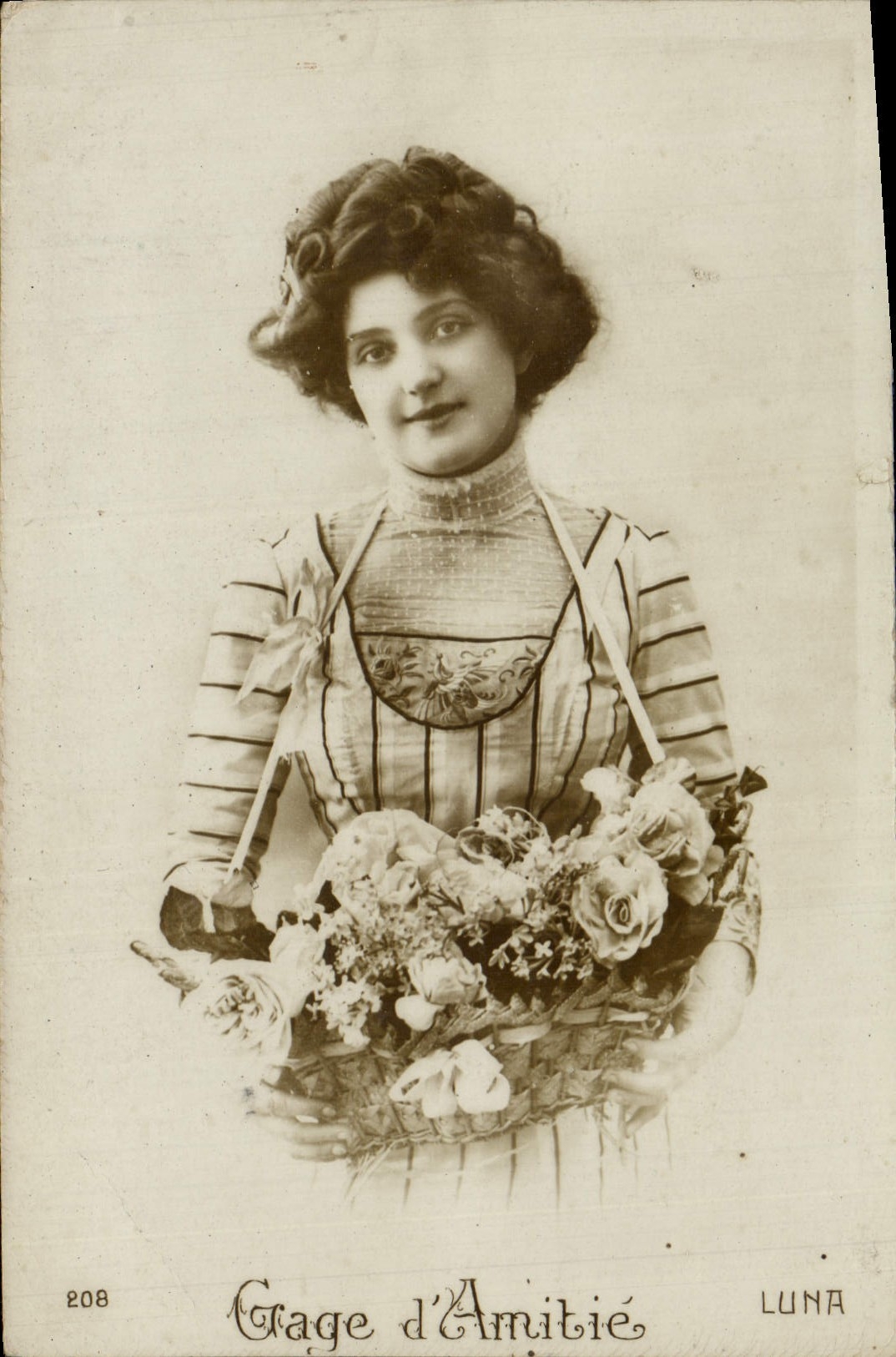 VINTAGE POSTCARD Fantaisie Woman Guarantees friendship