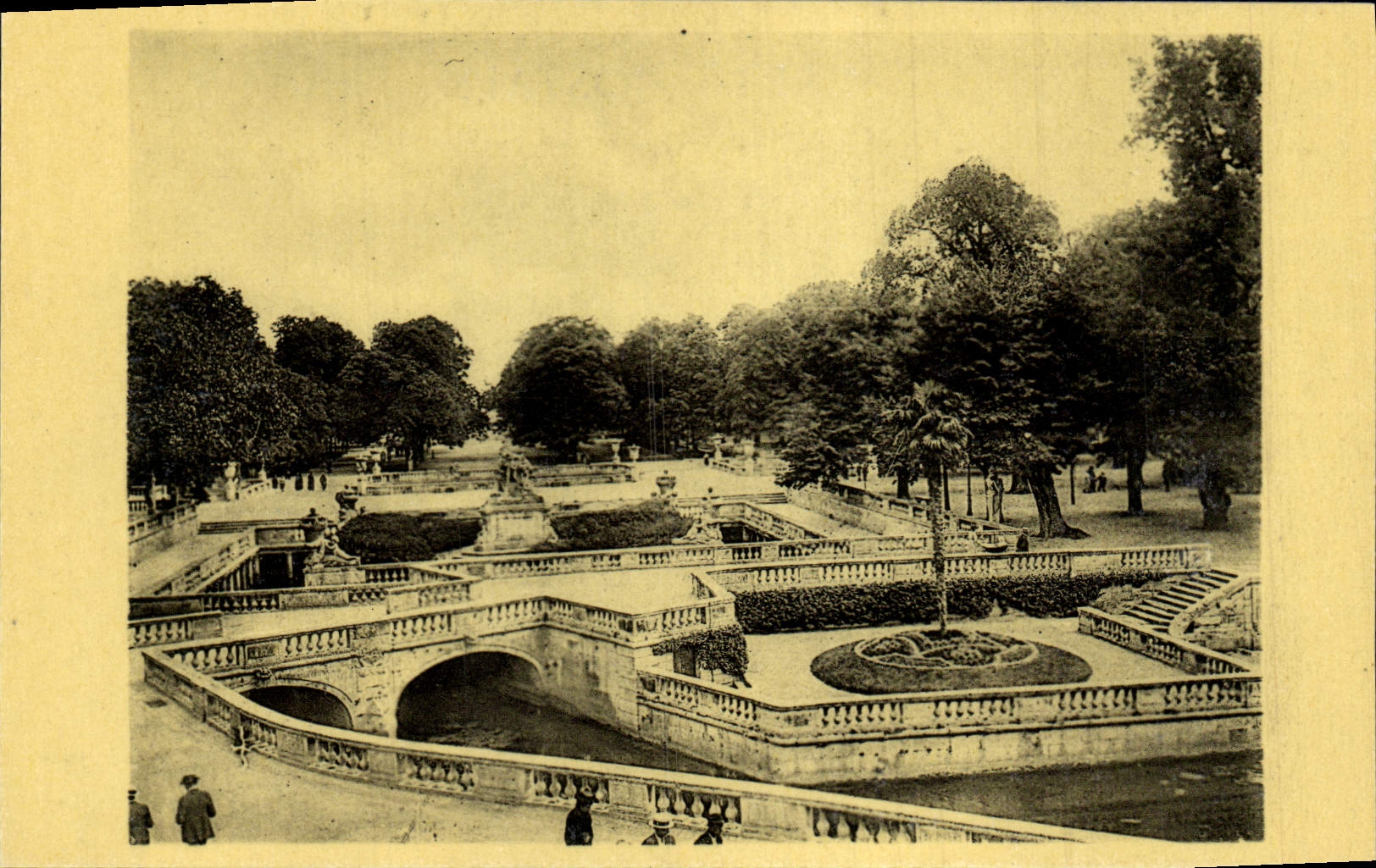 CPA Le Jardin De La Fontaine Nimes