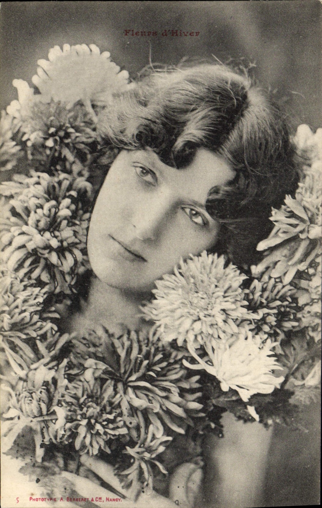 CPA Fantaisie Fleurs d'hiver Femme