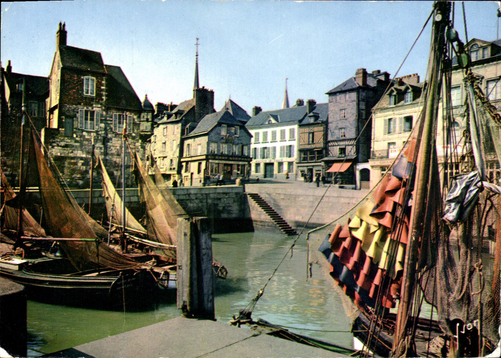 CPM Honfleur Bassin de la Lieutenance et quai Beaulieu Bateaux