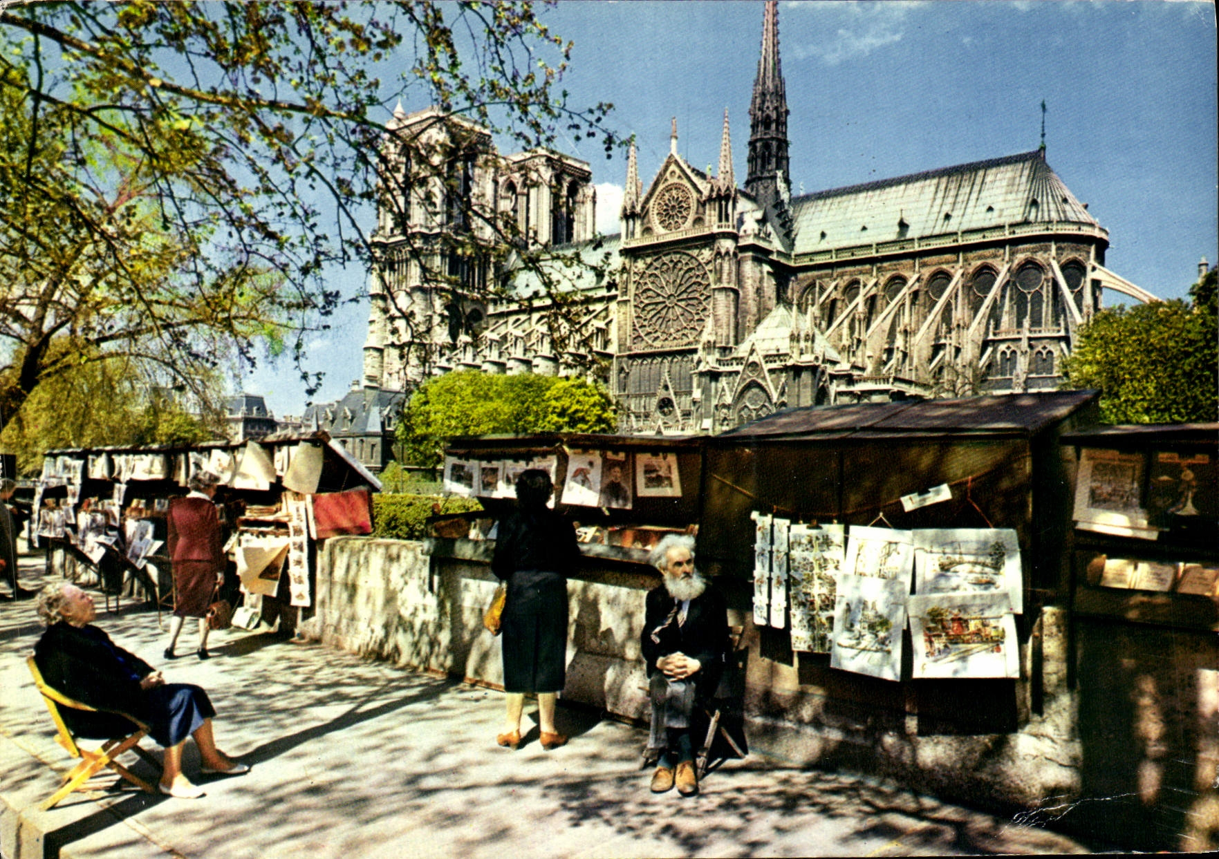 CPM Paris La Cathedrale Notre Dame Les bouquinistes