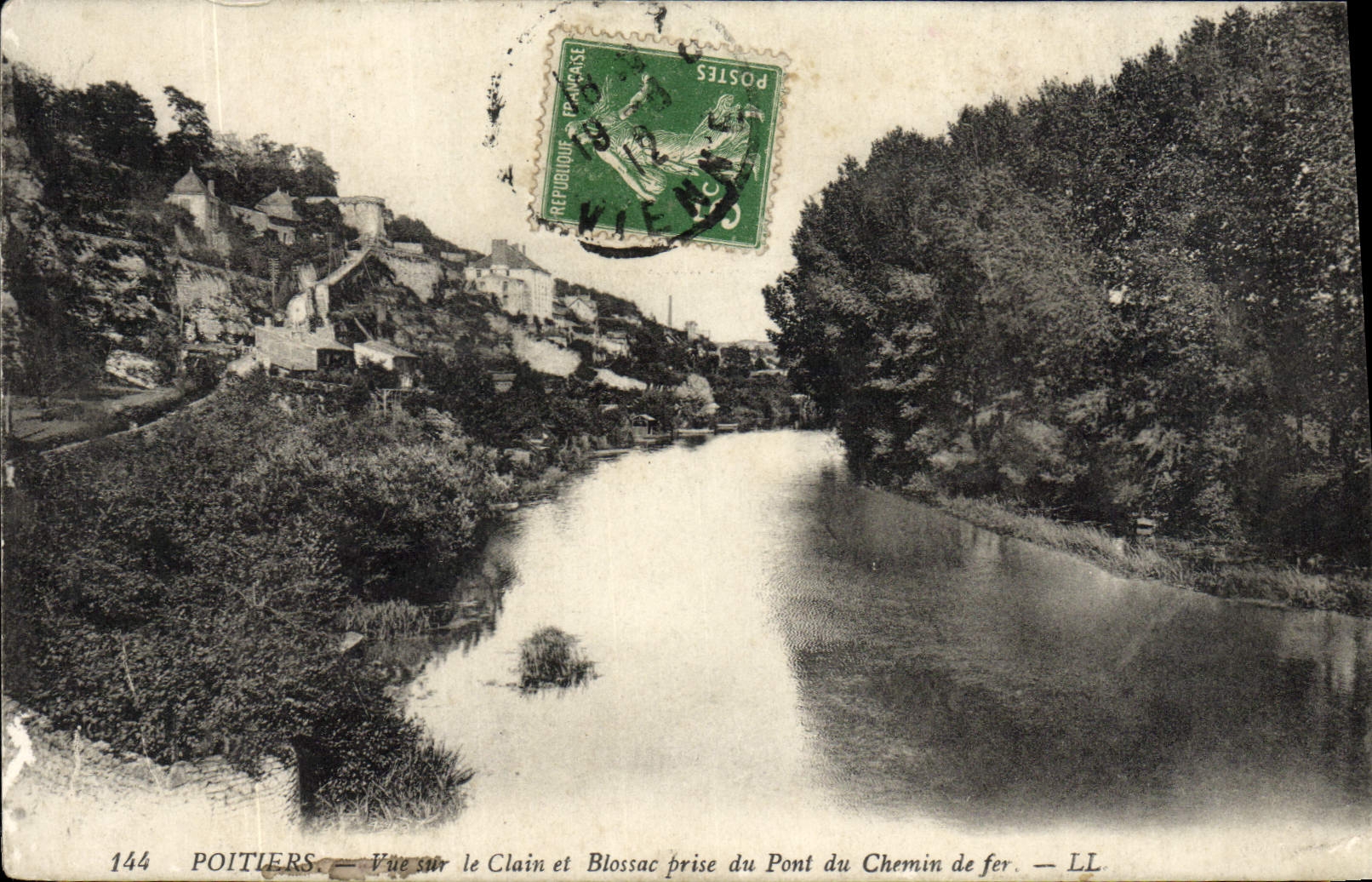 CPA Poitiers Vue sur le Clain et Blossac prise du Pont du Chemin de Fer