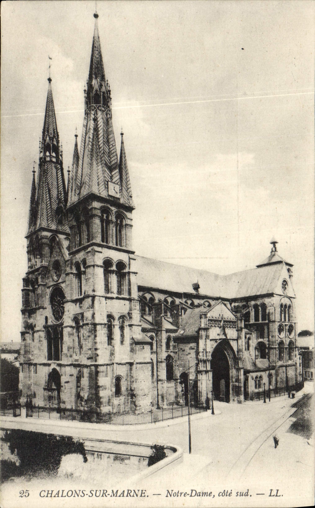 Red-redes de la POSTAL de la VENDIMIA en el Notre Dame Marne