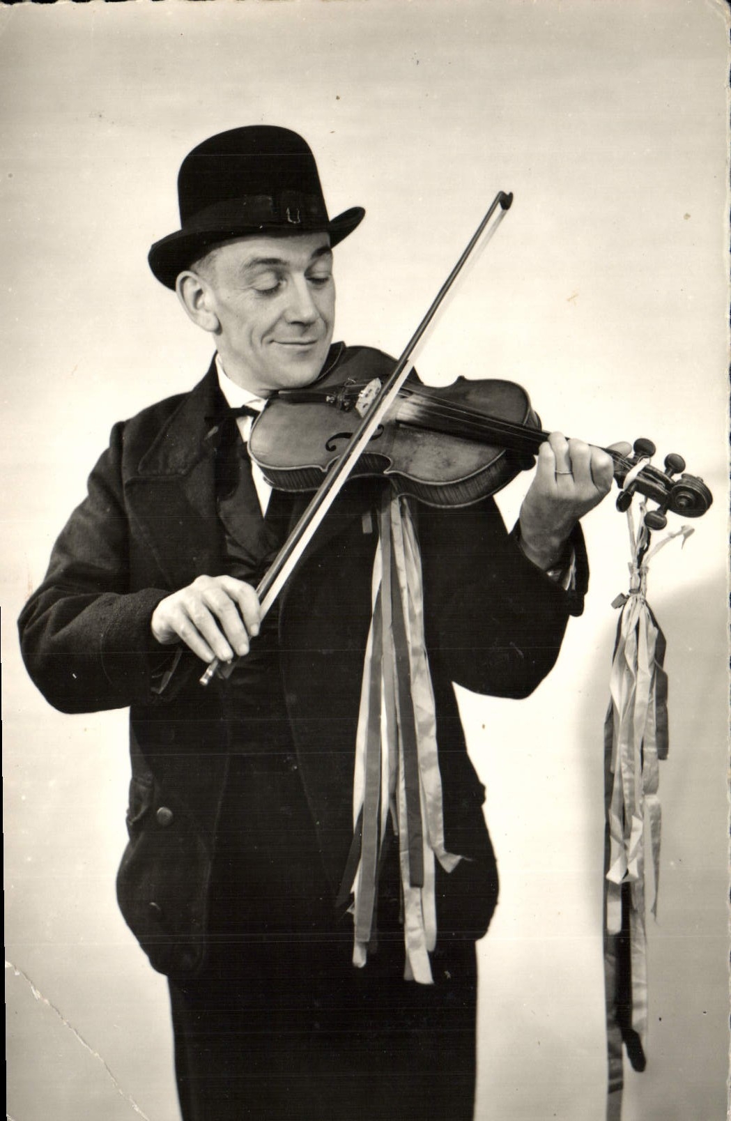 MODERN CARD Norman Costumes of the 19th fiddler Violin Folklore