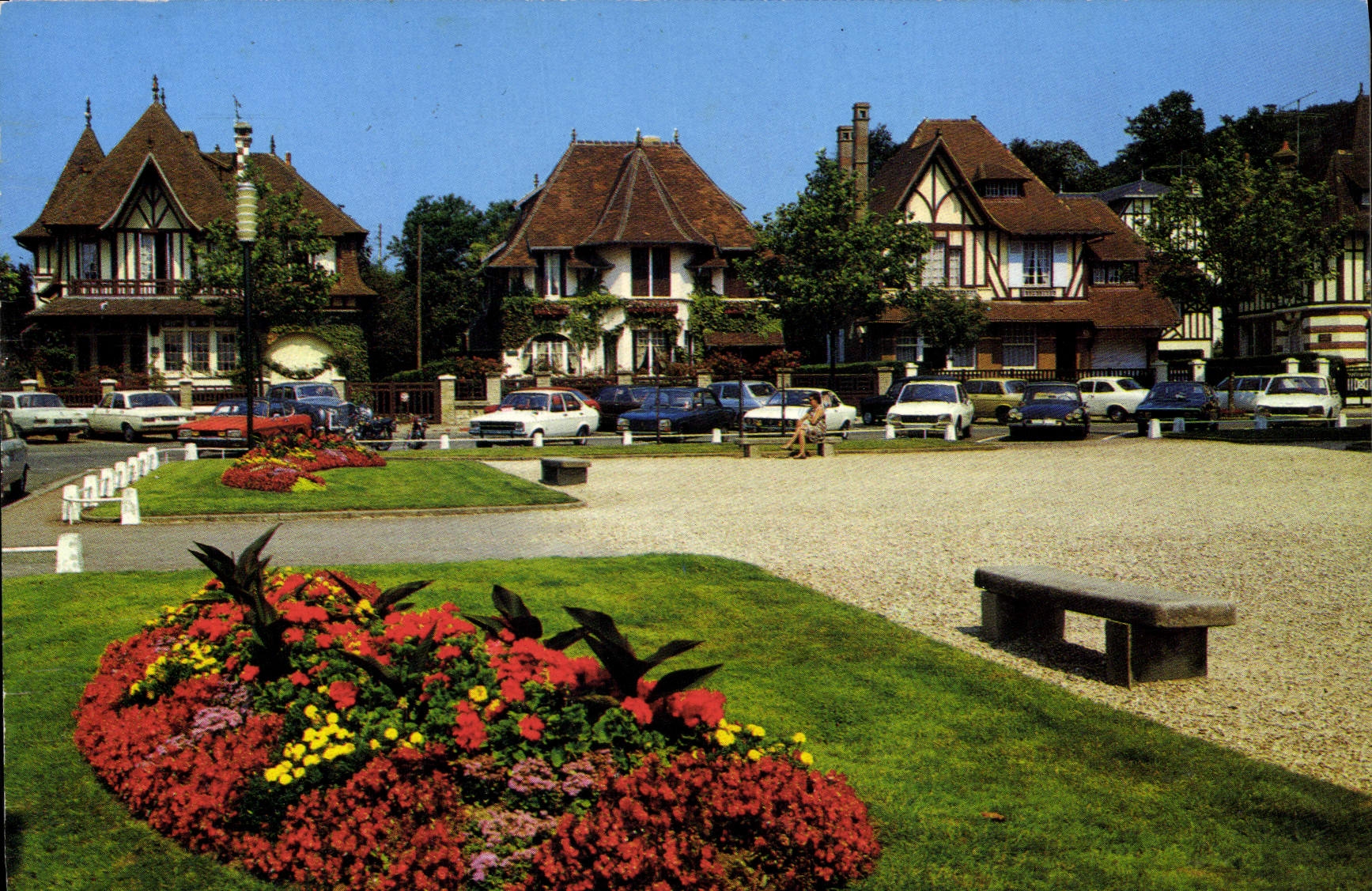 CPM Houlgate Perle de la Cote Fleurie Place de l'Eglise maisons normandes