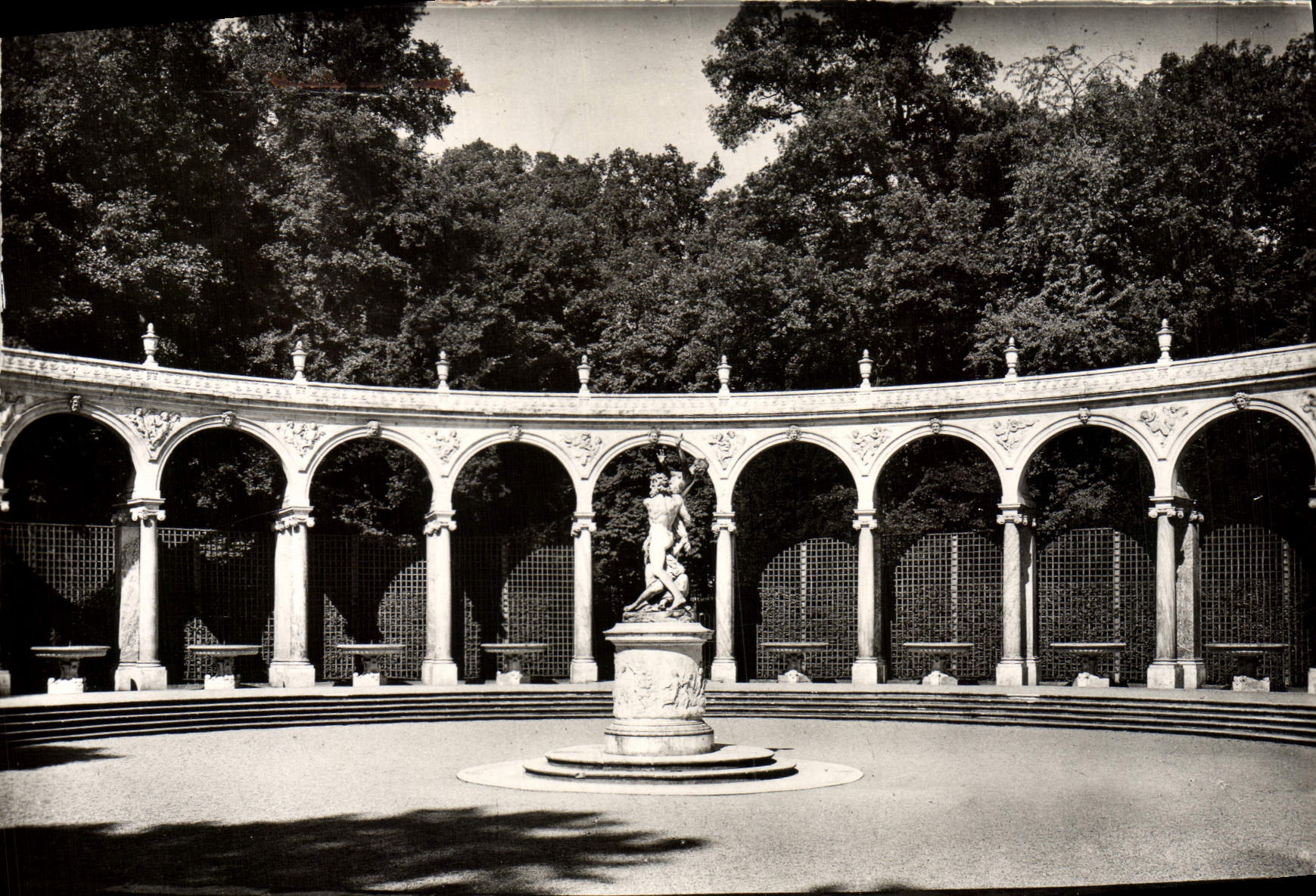 CPM Versailles Les Jardins du chateau La Colonnade Enlevement de Proserpine Girardon 