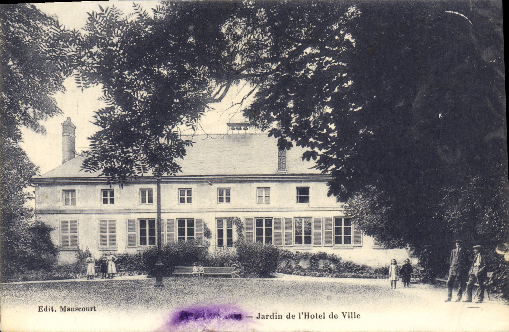 CPM Jardin de l'Hotel de Ville