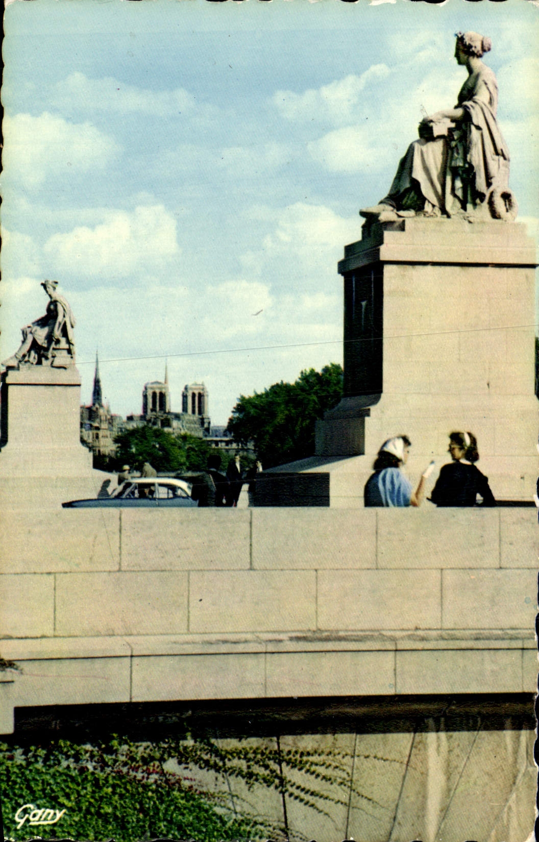 CPM Paris Notre Dame vue du Pont du Carrousel