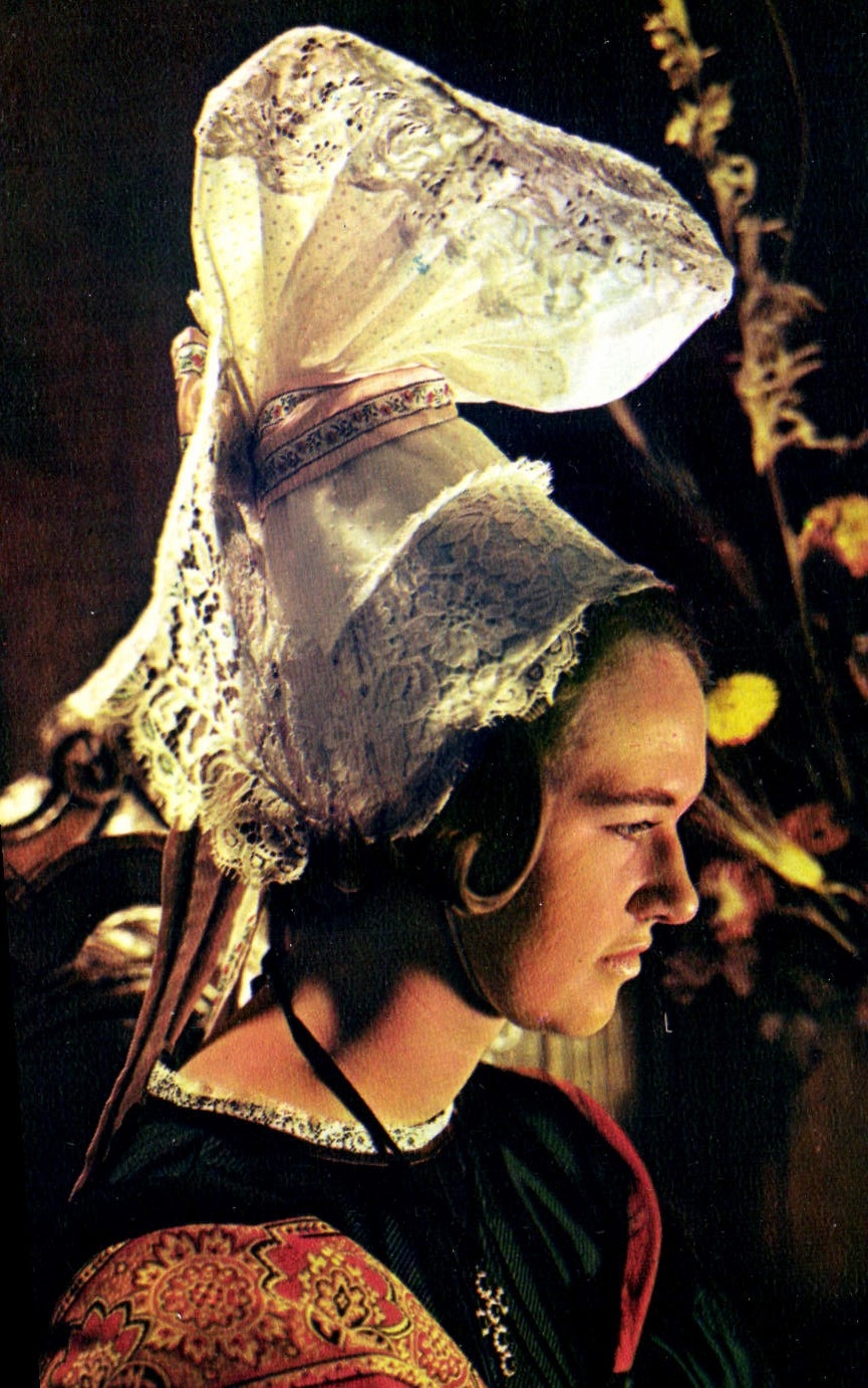 MODERN CARD Jeune middle-class woman in regional costume Folklore Caps Valley of Saire