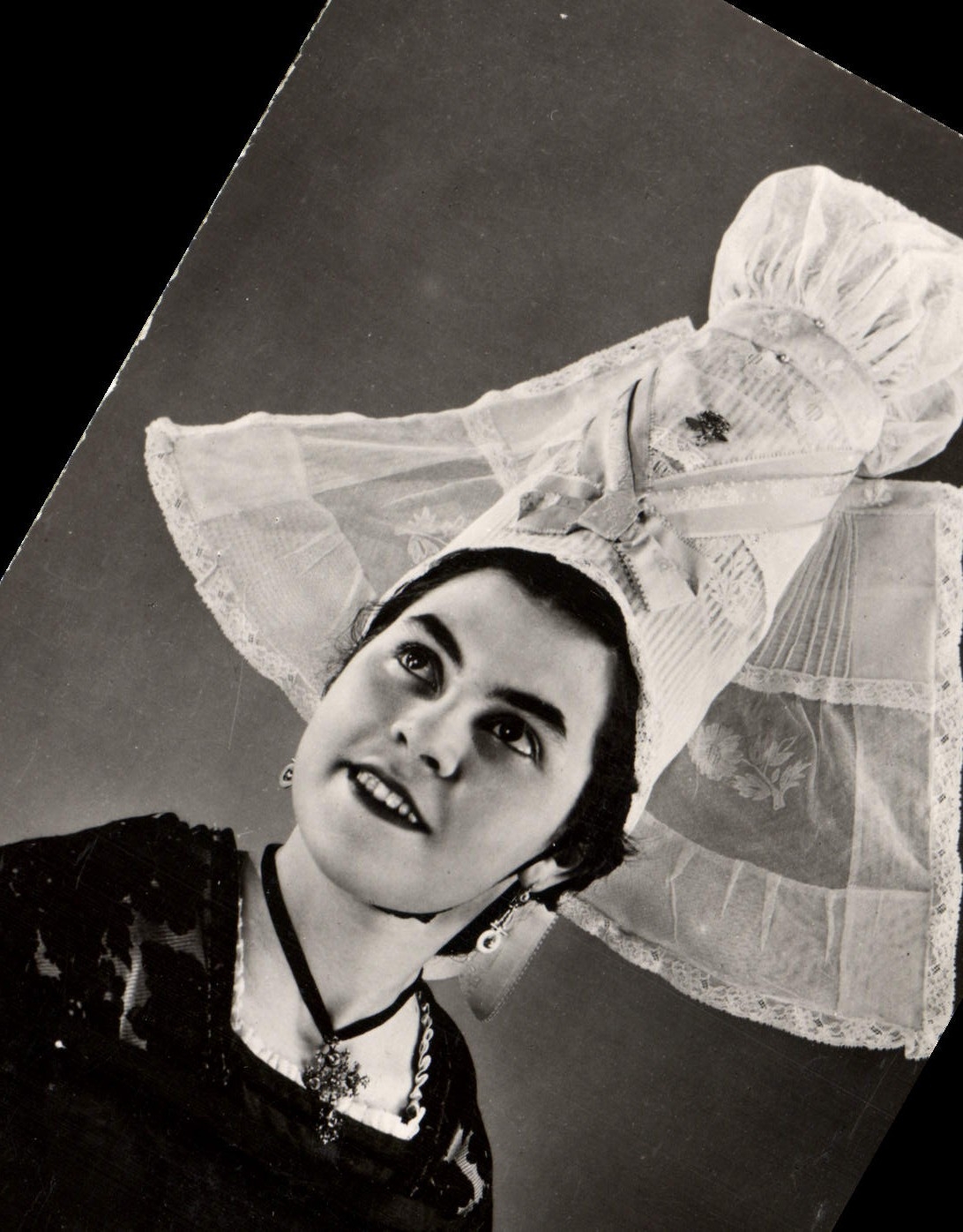 CPM La Normandie Costume de la Bourgeoisie Rucale du sud de la Manche Coiffe Le Papillon d'Avranches Folklore 