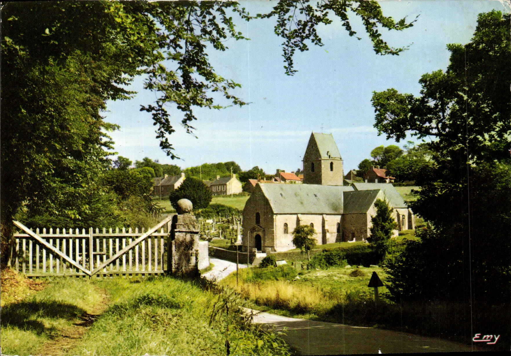 POSTAL MODERNA Normandía la aldea de la iglesia