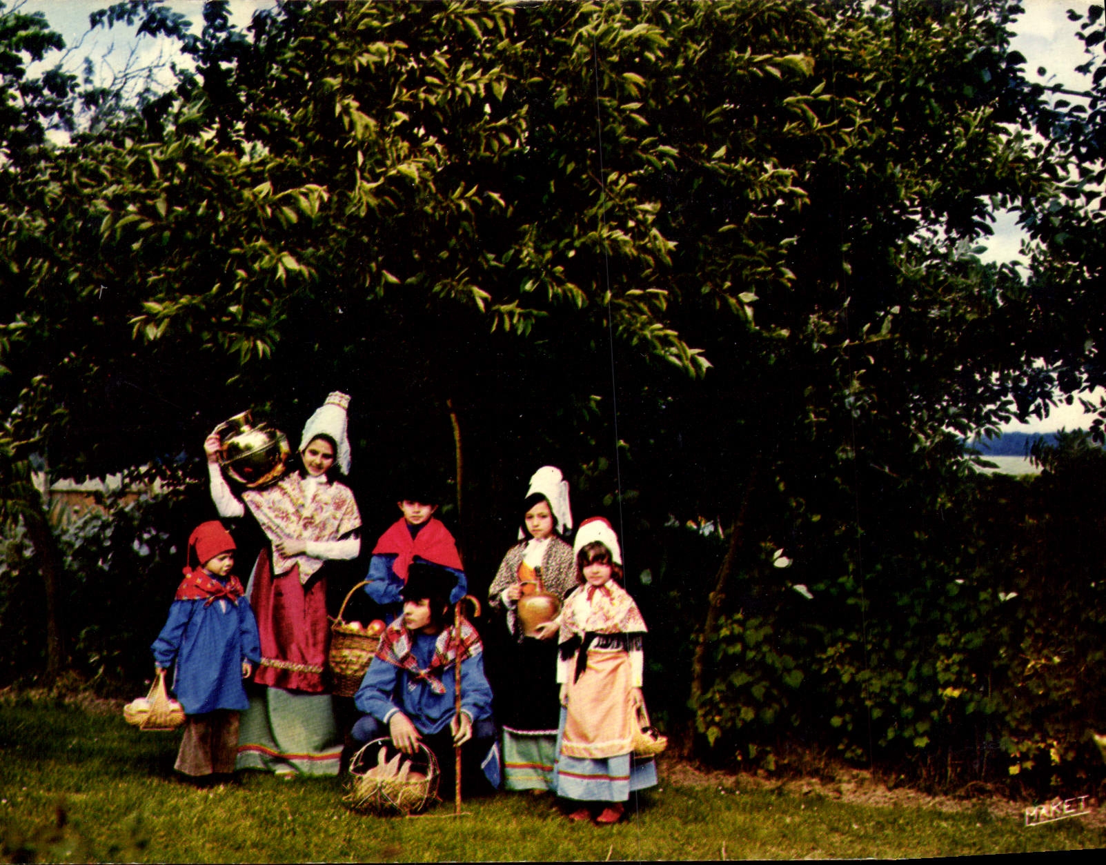 CPM Normandie Folklore Enfants Femme