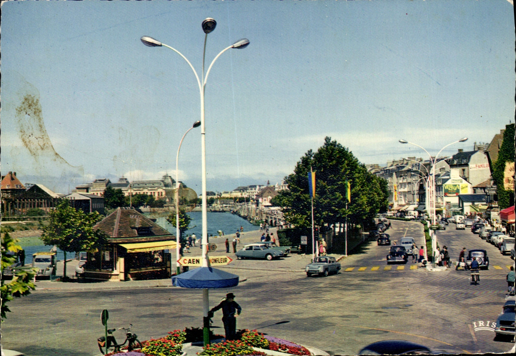 CPM Trouville Deauville La Touques et les Quais