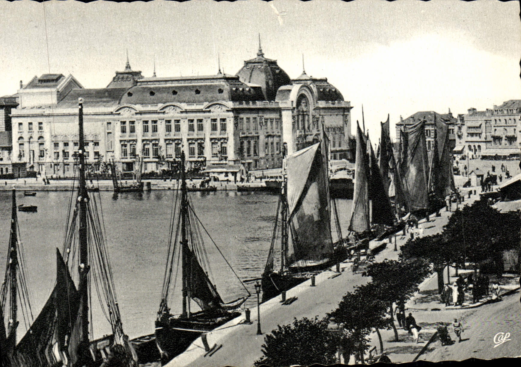 POSTAL MODERNA Trouville la reina de las playas el puerto y el casino