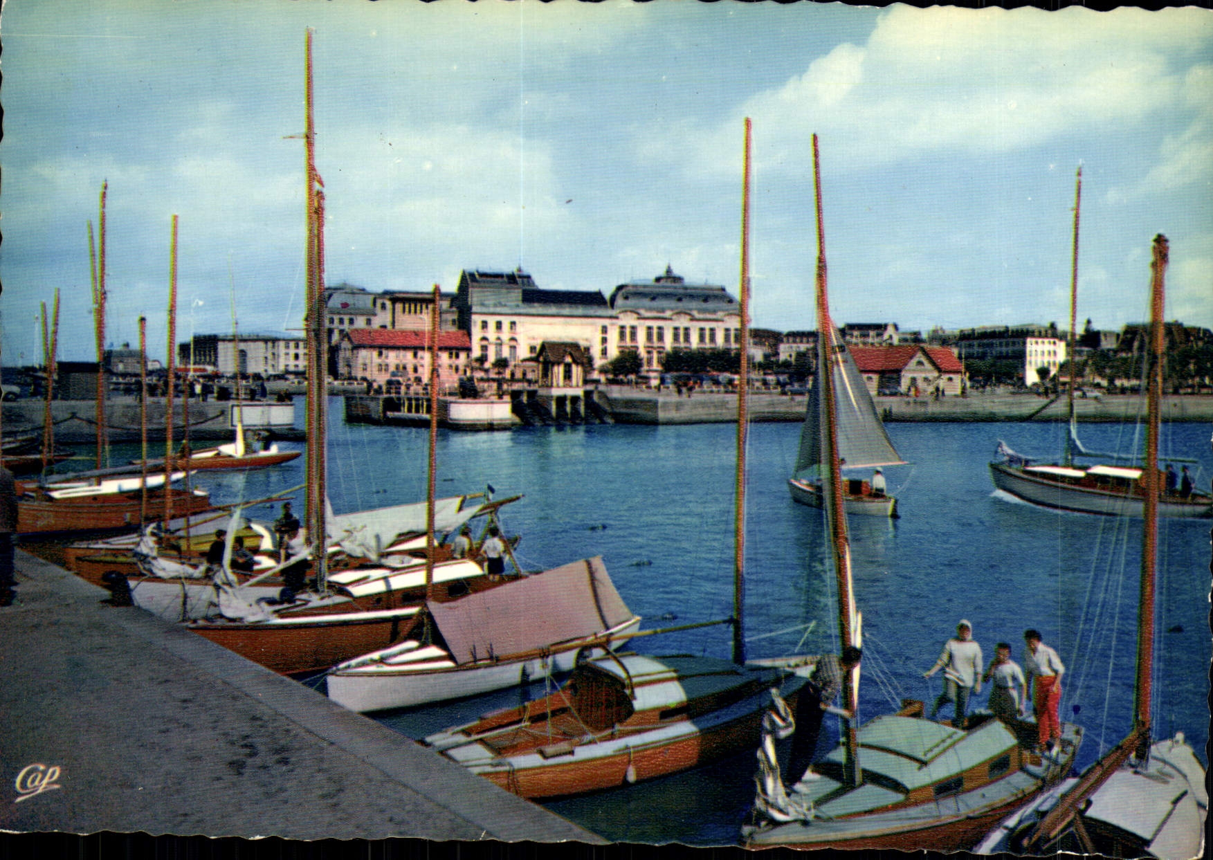 POSTAL MODERNA Trouville Deauville el lavabo de los yates y el casino de los barcos de Trouville