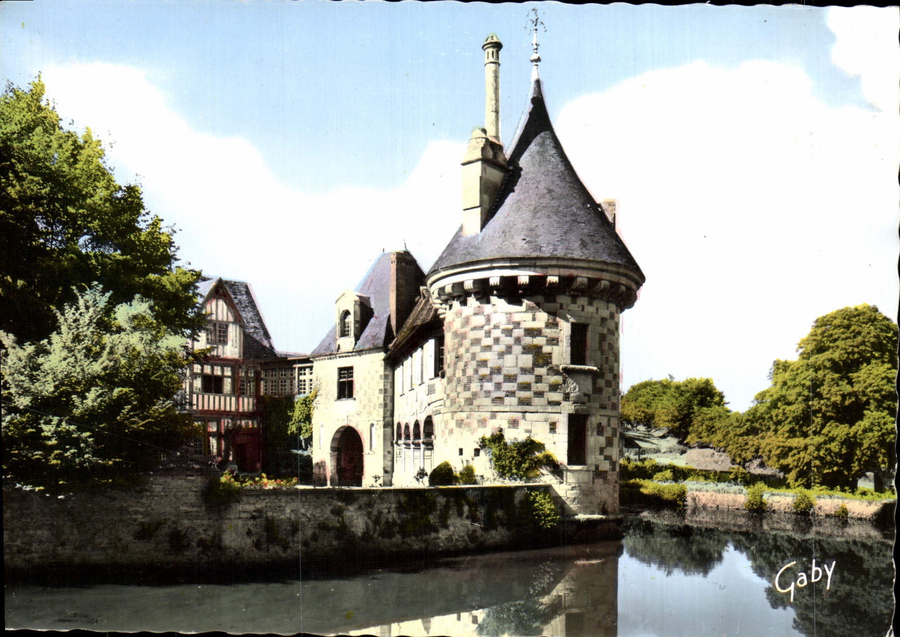CPM Saint Germain De Livet Le Chateau Les douves la tour et la cour interieure