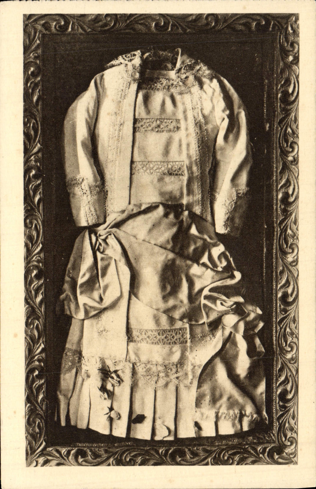 VINTAGE POSTCARD Lisieux Wraps white Sainte Therese of the Jesus child