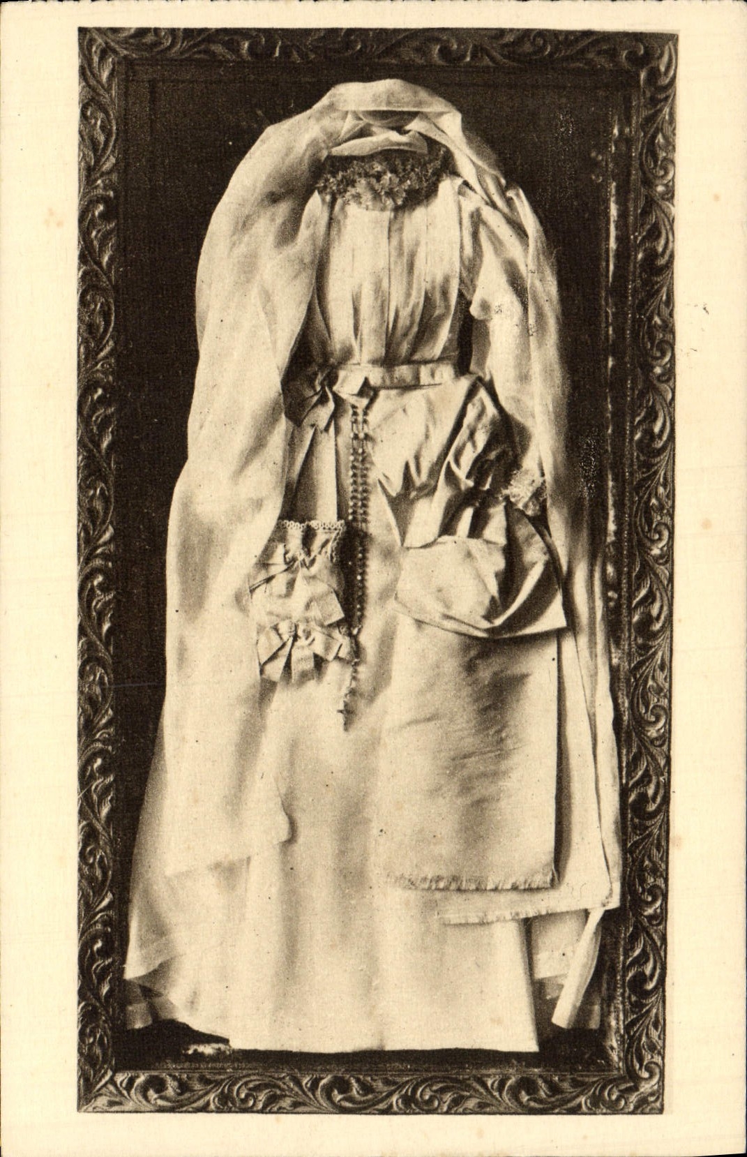 VINTAGE POSTCARD Lisieux Toilet of 1st communion of Sainte Therese of the Jesus child