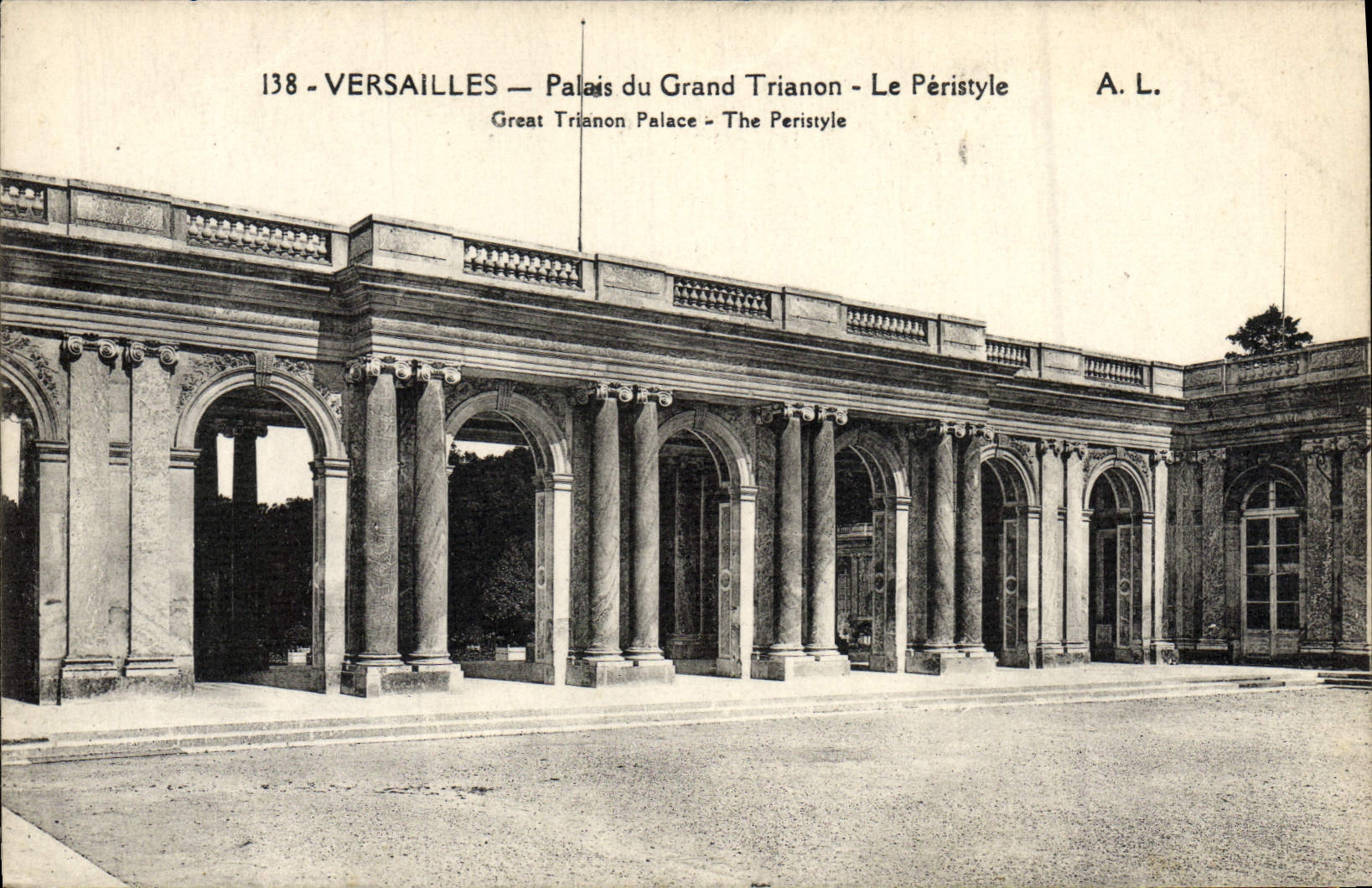 CPA Versailles Palais Grand Trianon Le Peristyle