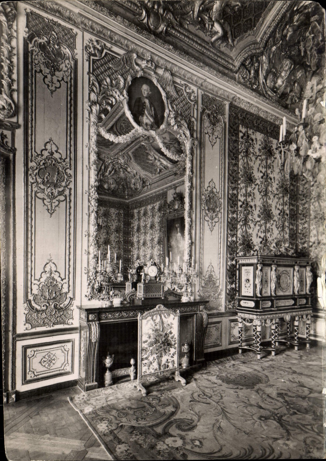 VINTAGE POSTCARD Versailles the Castle the Room of the Queen Cupboard has jewels