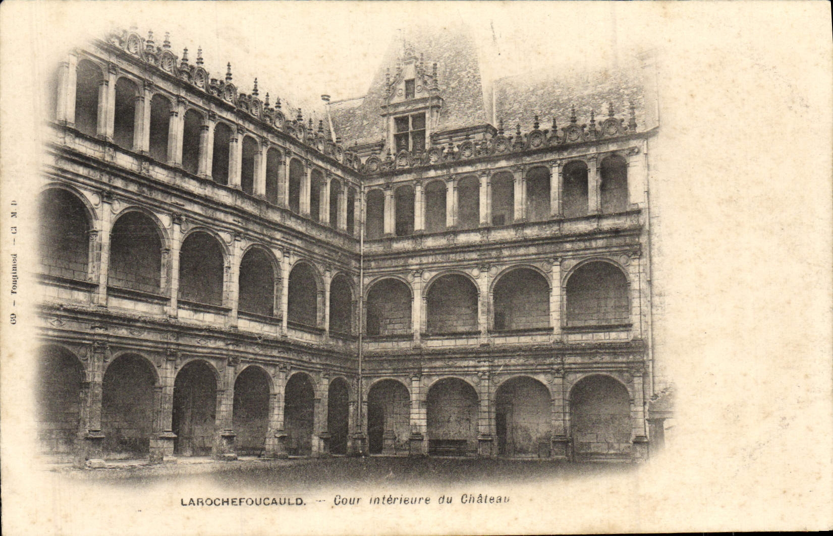 CPA Larochefoucauld Cour Interieure du Chateau