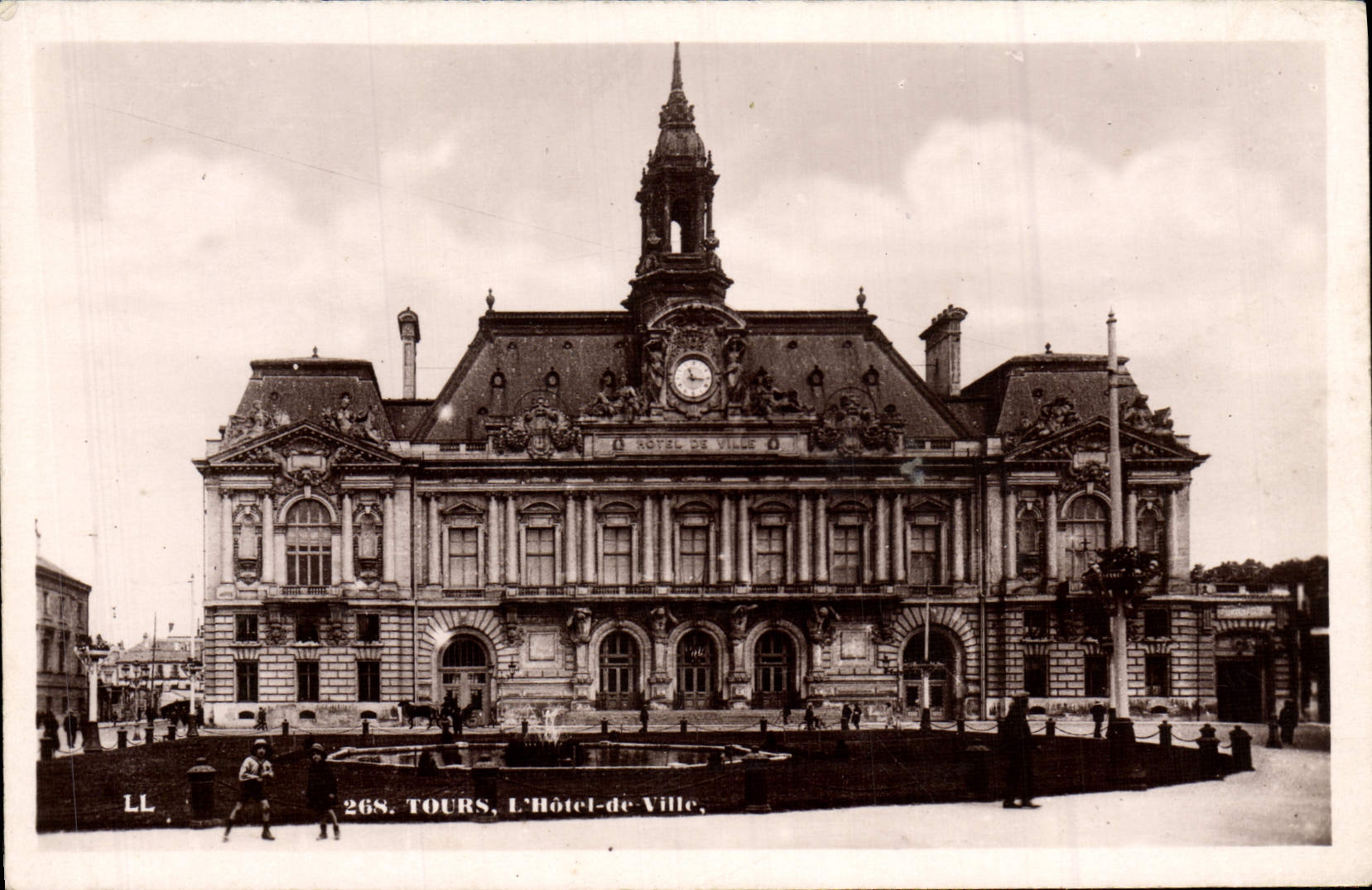 VINTAGE POSTCARD Tours the Town hall