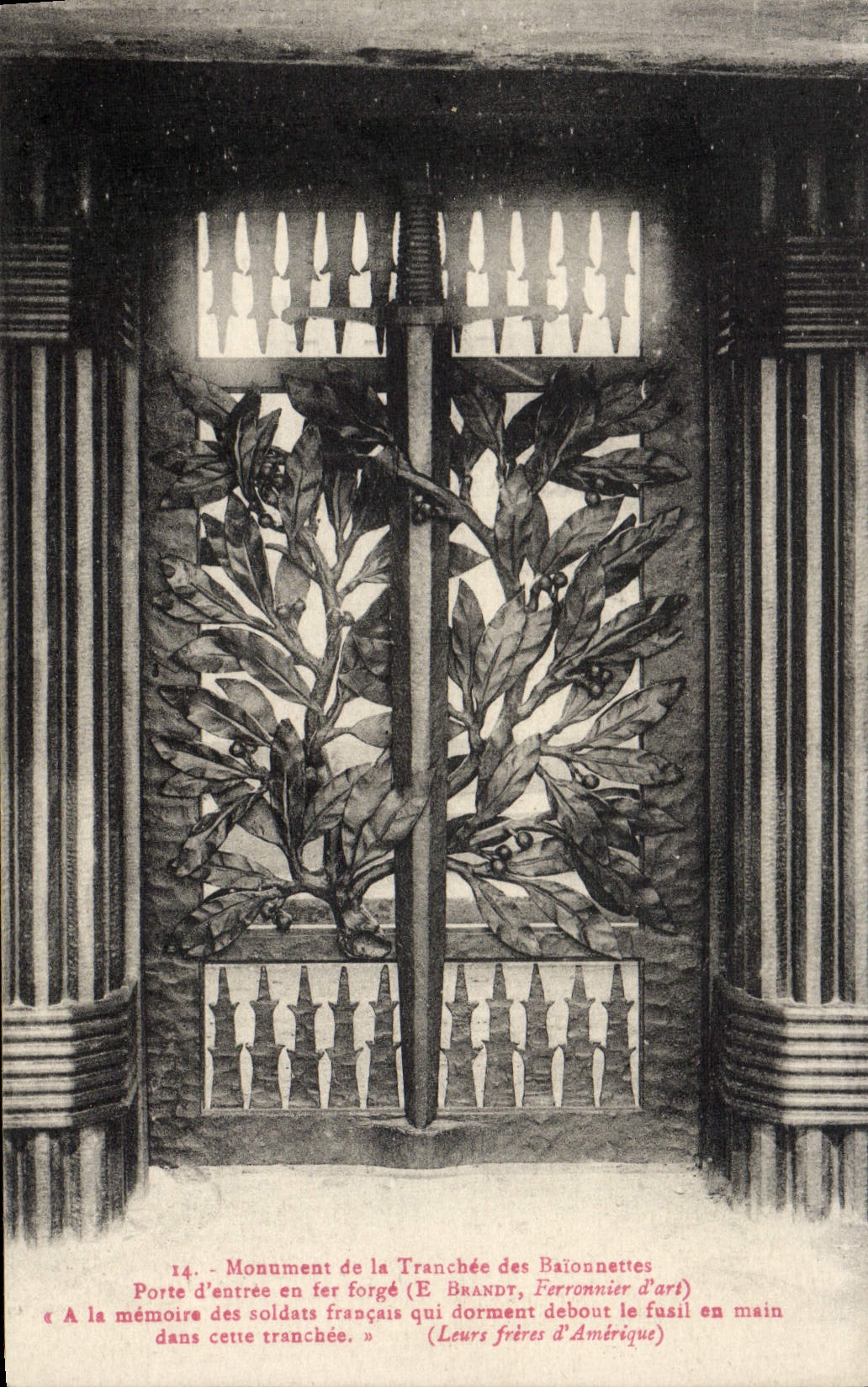 Monumento de la POSTAL de la VENDIMIA de la puerta principal rebanada de las bayonetas fuera del forgee Militaria del hierro