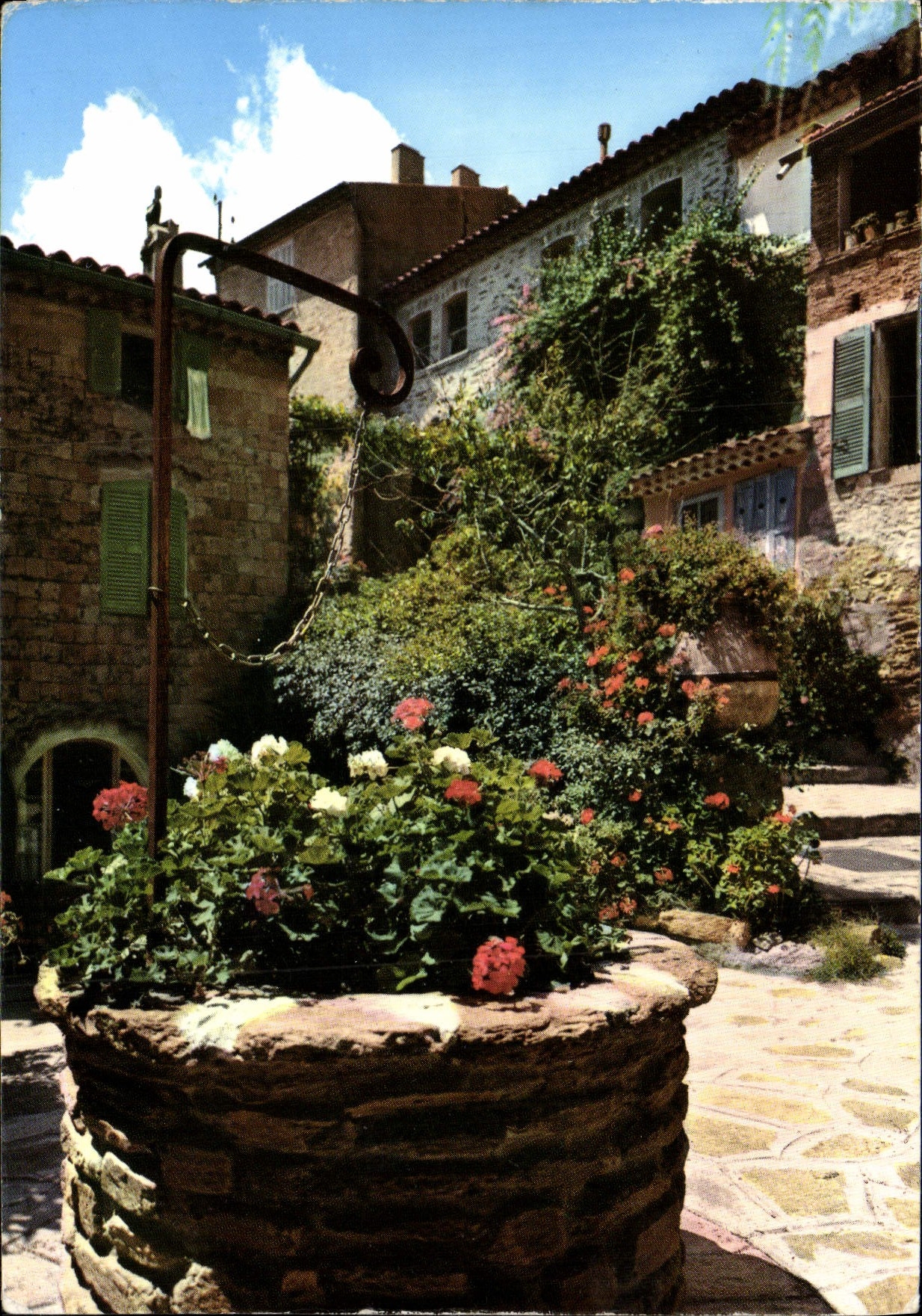 CPM Cote d'azur Vieux puits fleuri