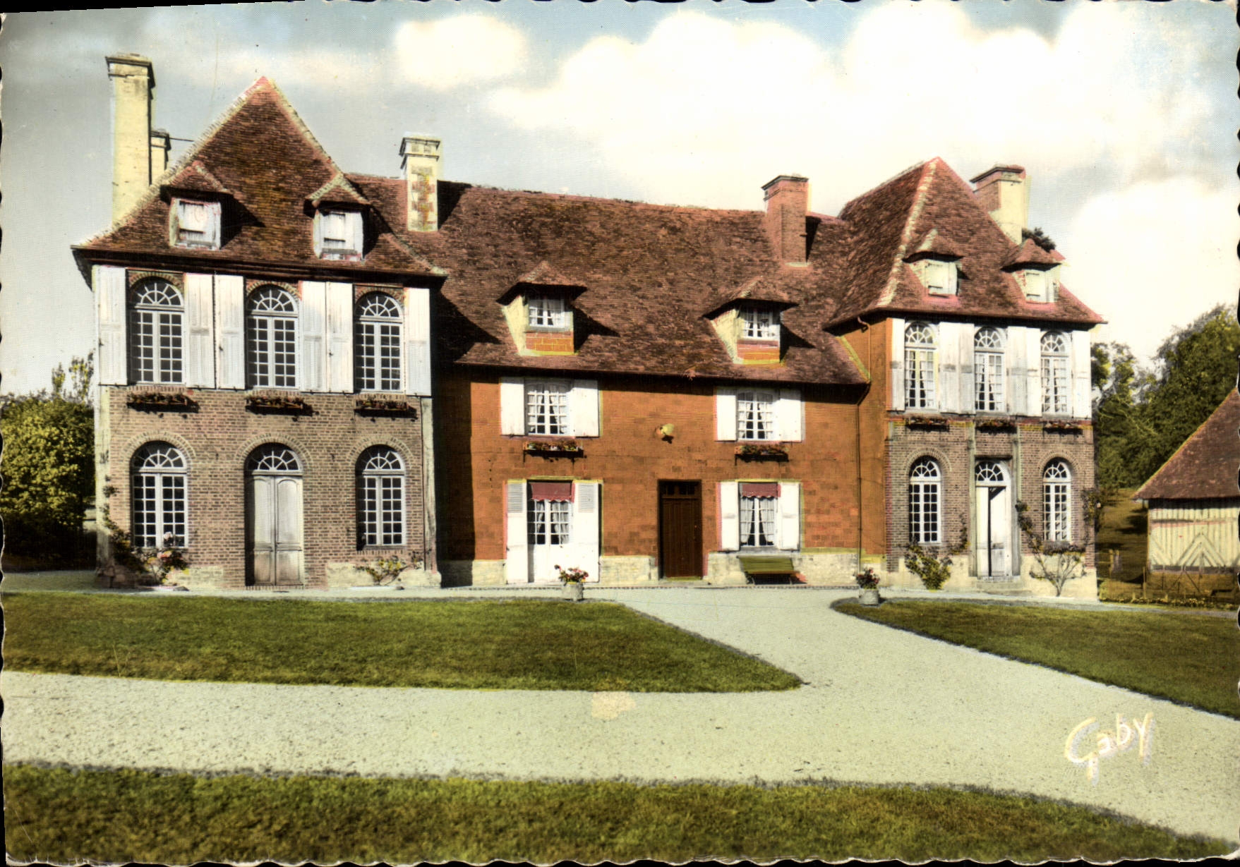 CPM Manoir Normand Vieux Pont Le Lieu Rocher Garni Au Centre De Brigues Plates Et Colorees