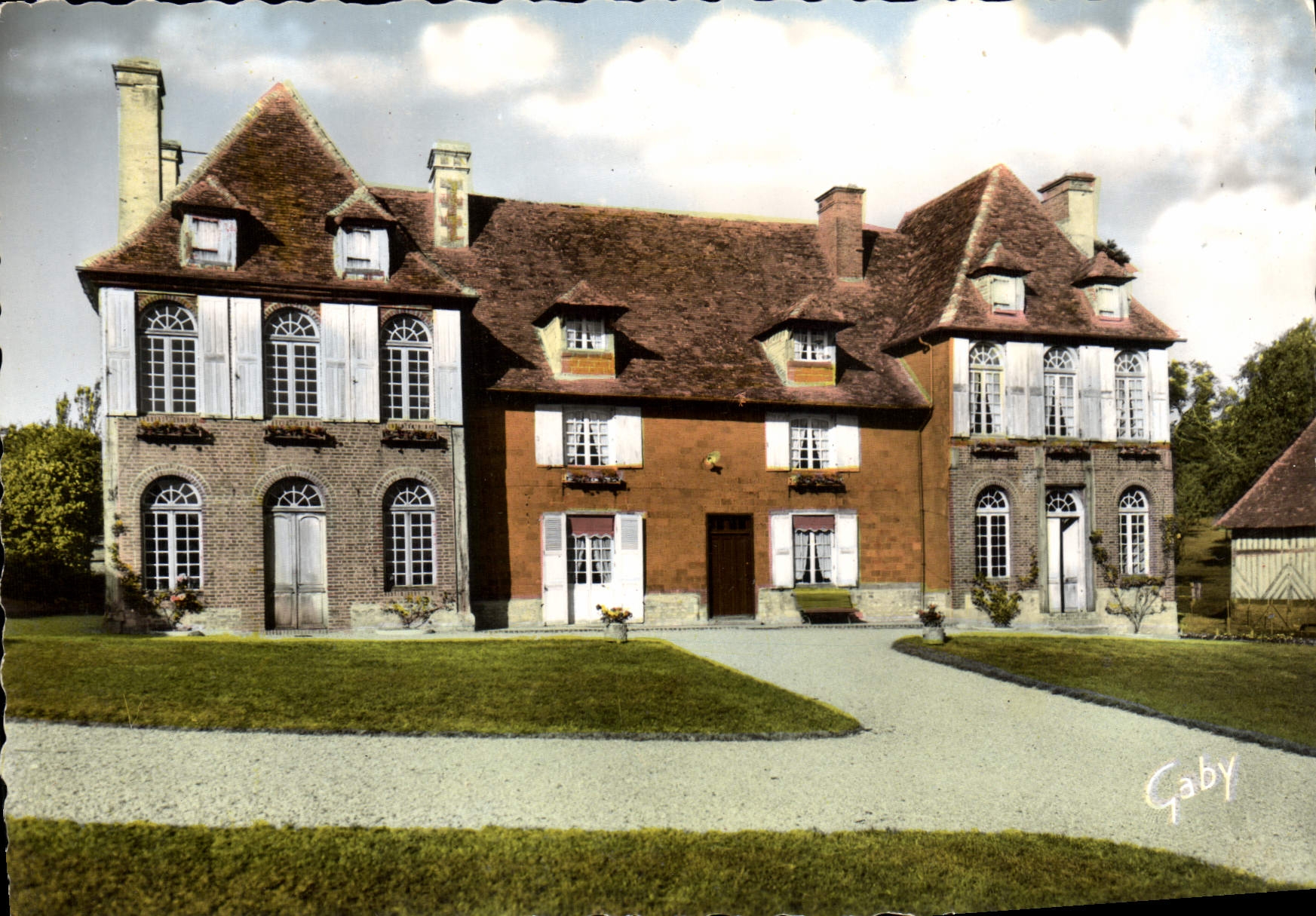 CPM Manor Normand Vieux Pont Le Lieu Rocher Garni Au Centre De Brigues Plates Et Colorees