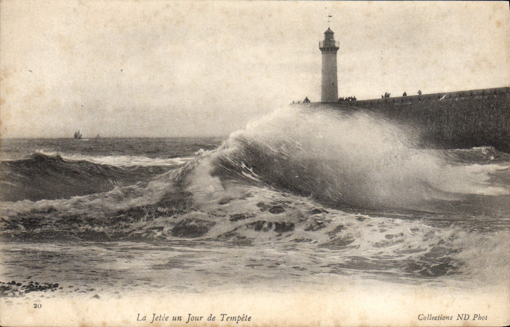 CPA Le Jetee Un Jour De Tempete Phare