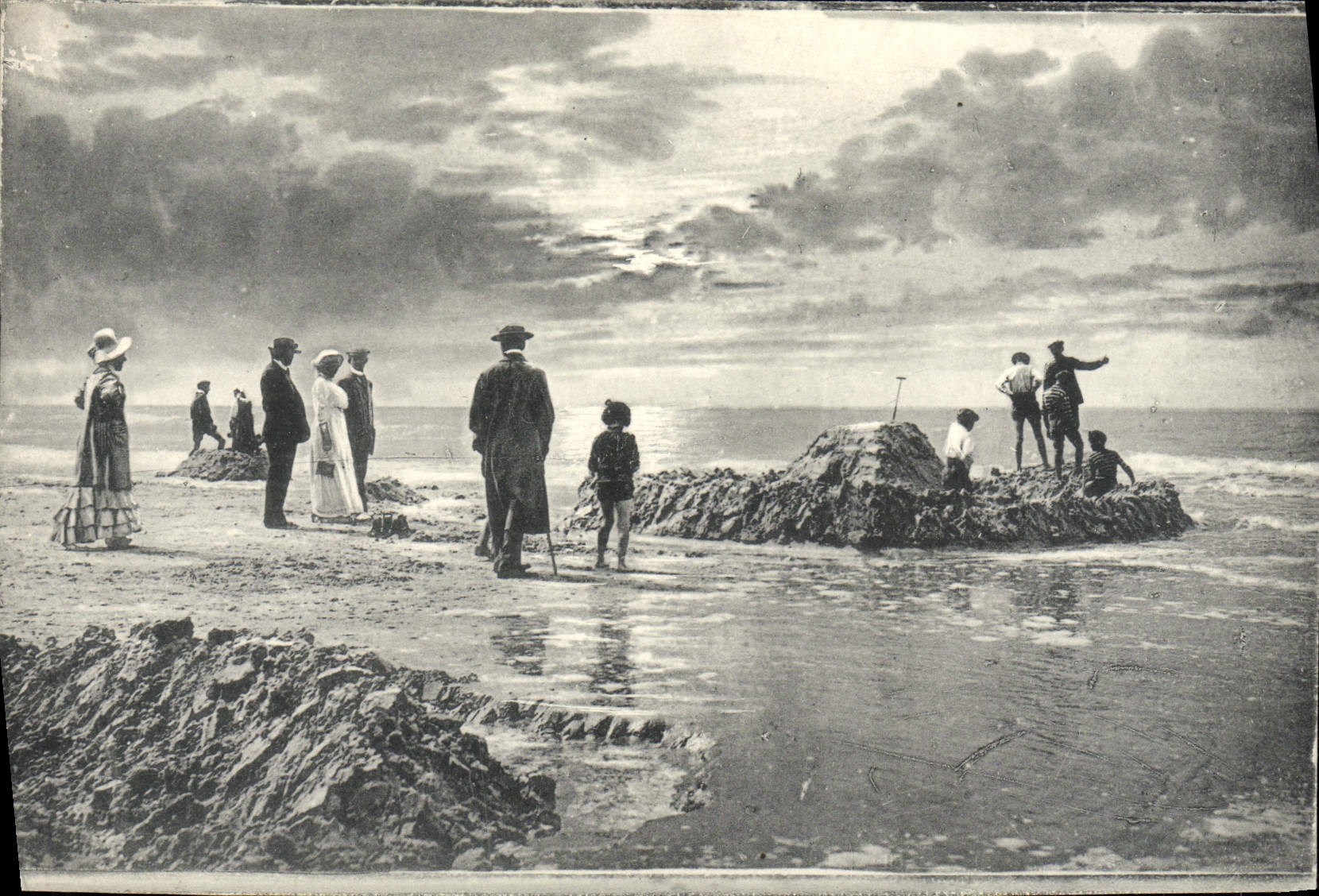 CPA Enfants au bor de la plage Folklore