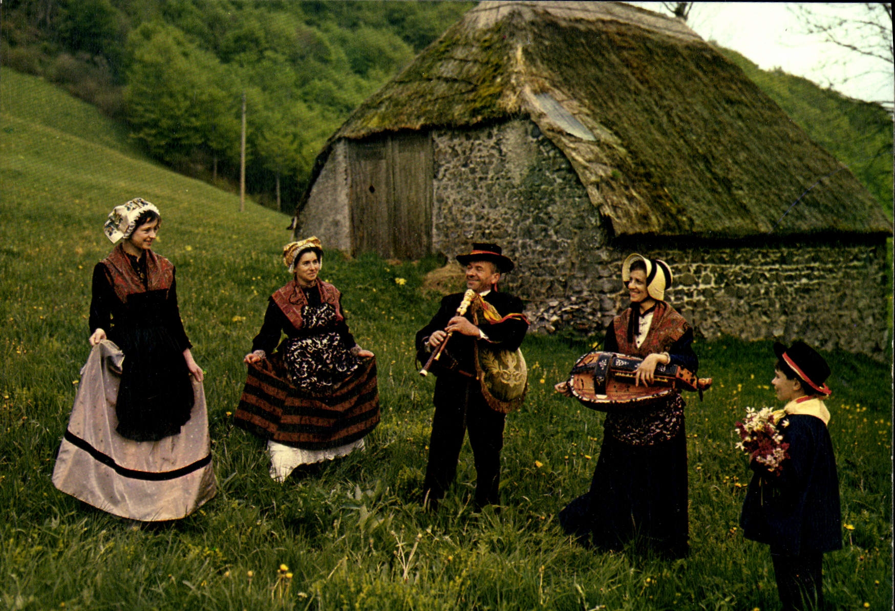 CPM Folklore De France L'Auvergne L'Auvergne Pittoresque Et Le Folklore 