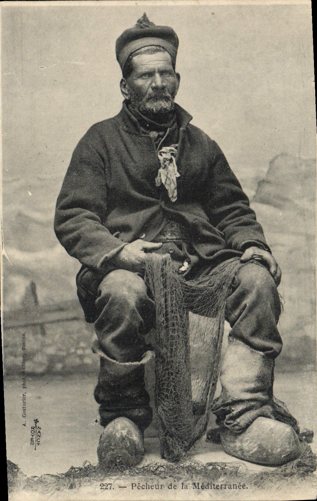 VINTAGE POSTCARD Pecheur of the Mediterranean Fishes