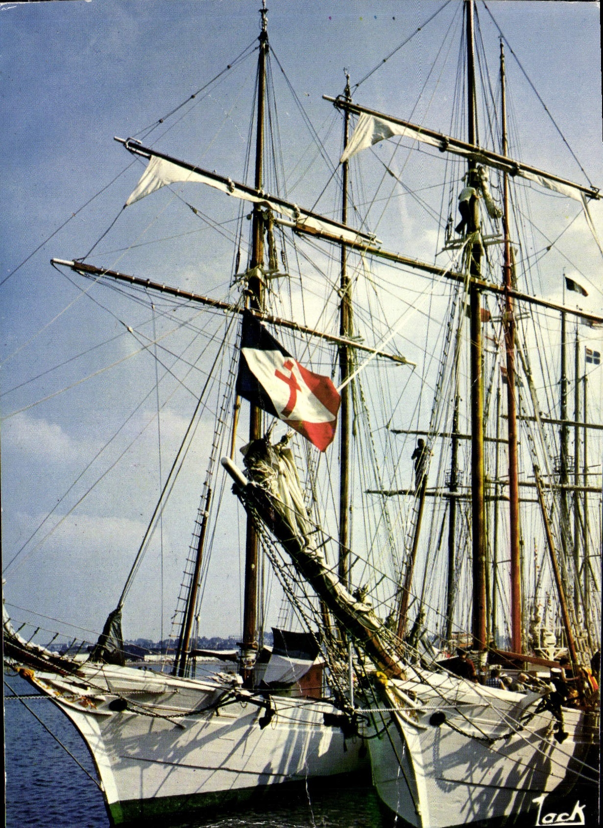 CPM Couleurs De Bretagne Les deux navires ecole francais Etoile et Belle Poule