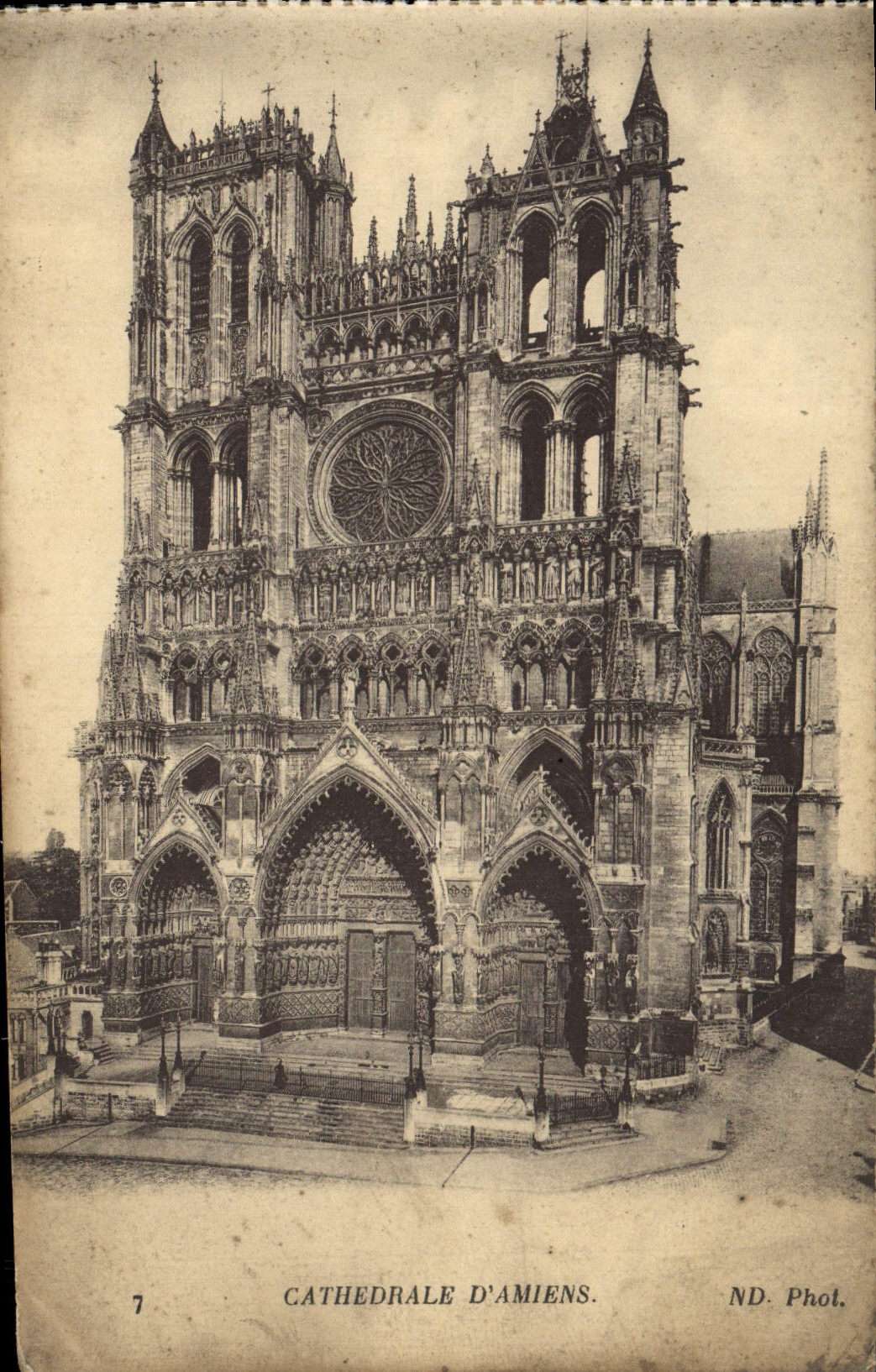 VINTAGE POSTCARD Cathedral Of Amiens