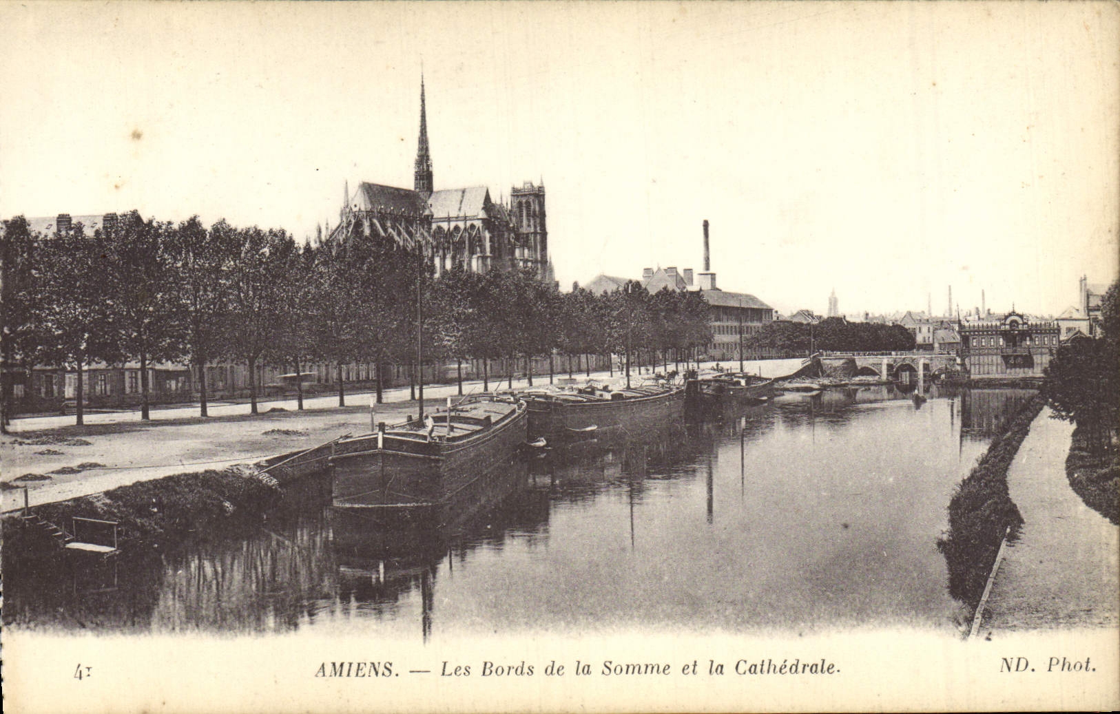 CPM Amiens Les Bords De La Somme Et La Cathedrale Bateau Peniche 